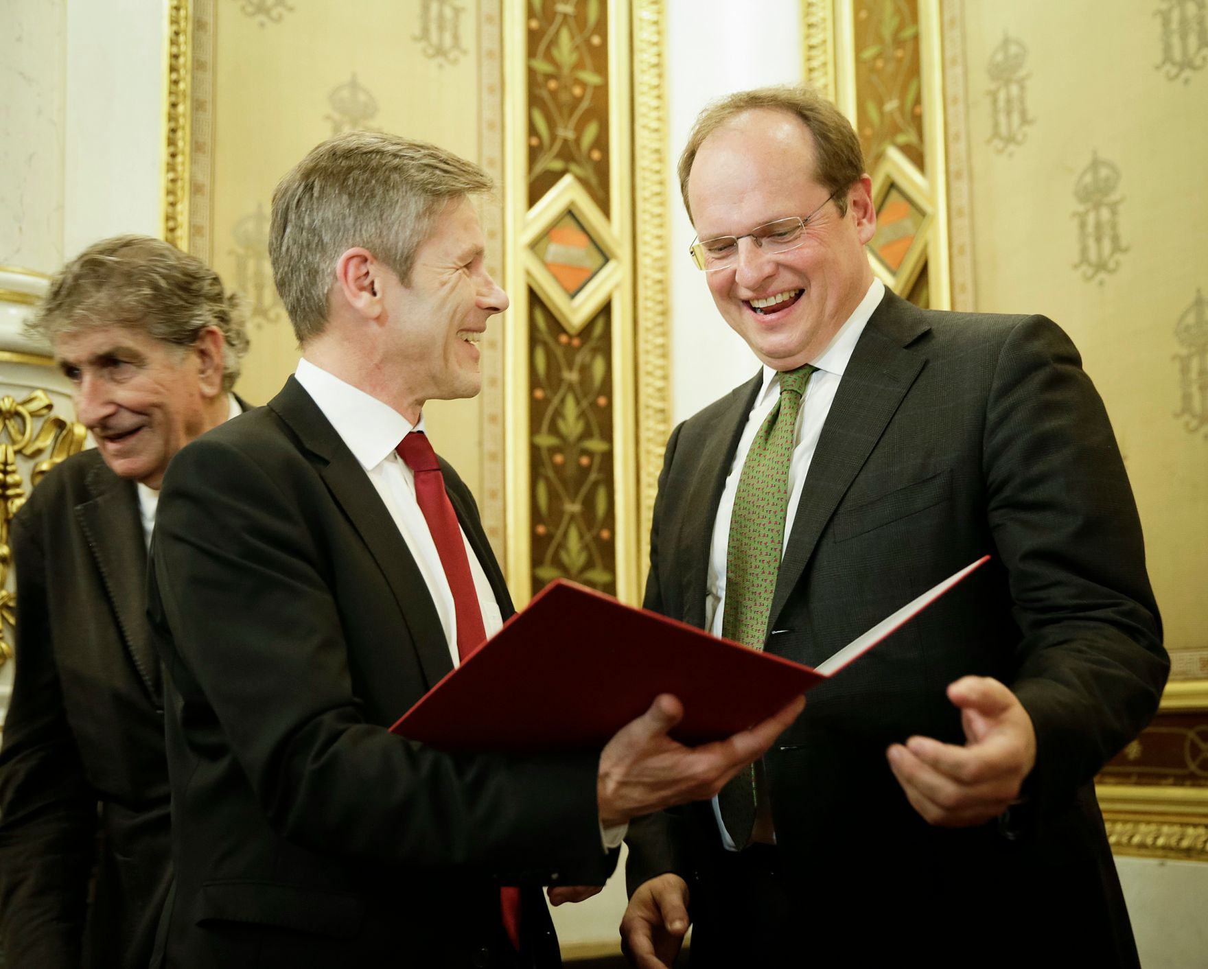Am 31. M&auml;rz 2015 &uuml;berreichte Kunst- und Kulturminister Josef Ostermayer (m.) das Gro&szlig;e Goldene Ehrenzeichen f&uuml;r Verdienste um die Republik &Ouml;sterreich an G&uuml;nter Rhomberg (l.). Im Bild mit Gesch&auml;ftsf&uuml;hrer der Bundestheater Holding GmbH Christian Kircher (r.).