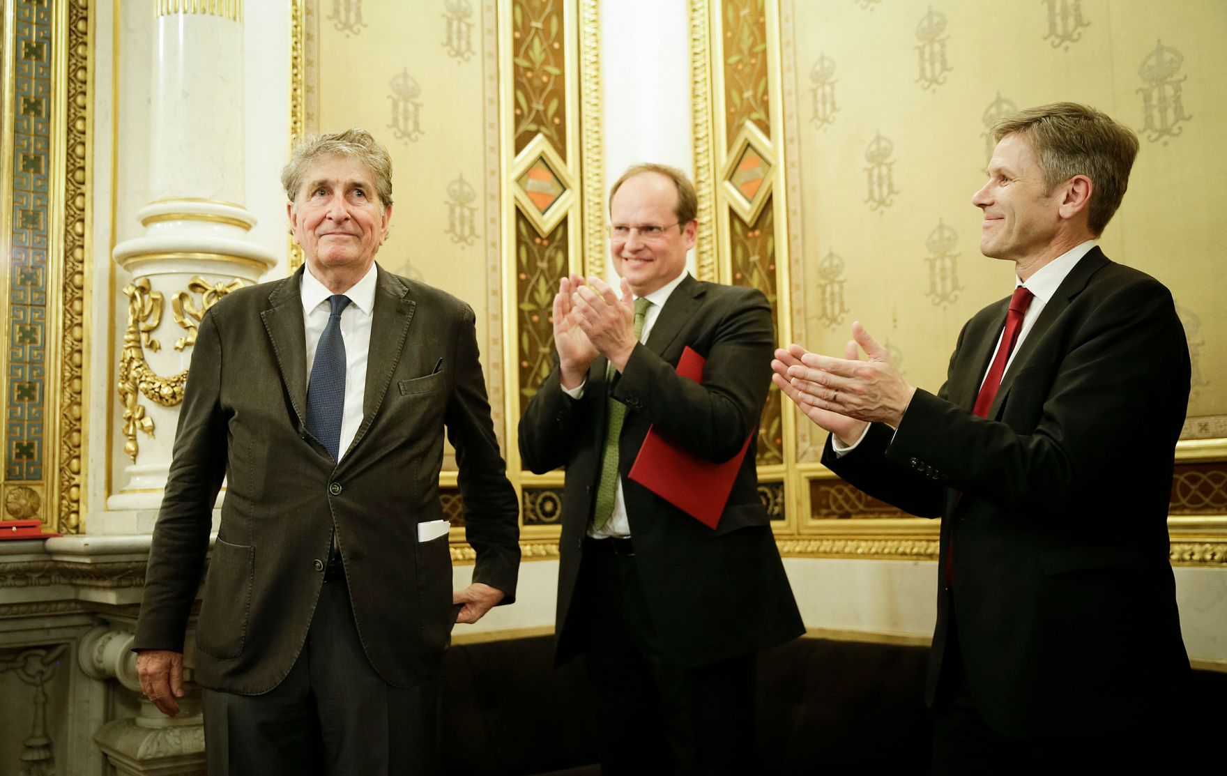 Am 31. M&auml;rz 2015 &uuml;berreichte Kunst- und Kulturminister Josef Ostermayer (r.) das Gro&szlig;e Goldene Ehrenzeichen f&uuml;r Verdienste um die Republik &Ouml;sterreich an G&uuml;nter Rhomberg (l.). Im Bild mit Gesch&auml;ftsf&uuml;hrer der Bundestheater Holding GmbH Christian Kircher (m.).