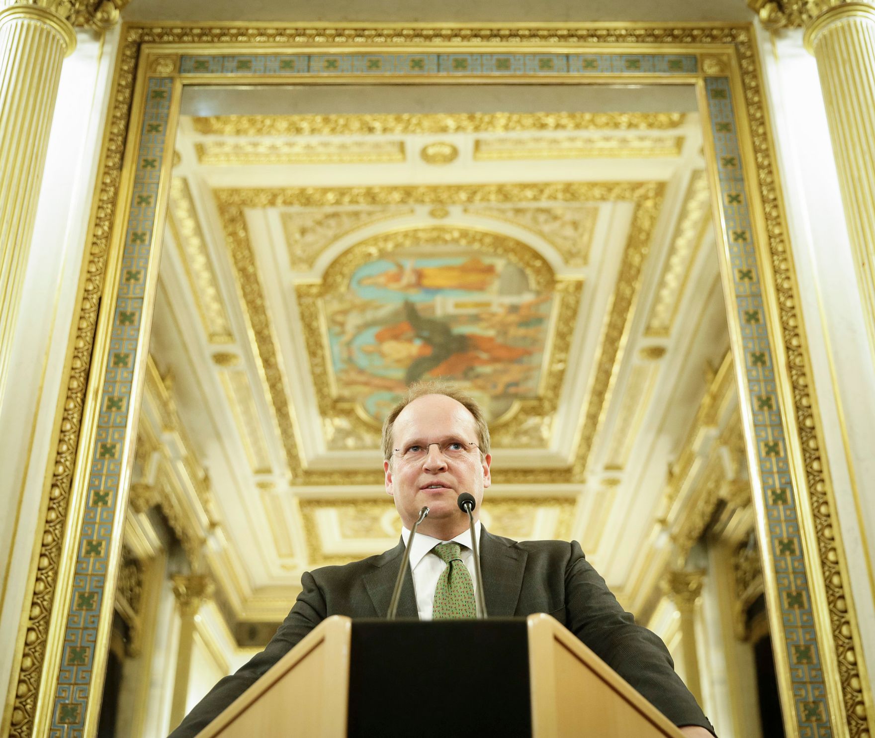 Am 31. M&auml;rz 2015 &uuml;berreichte Kunst- und Kulturminister Josef Ostermayer das Gro&szlig;e Goldene Ehrenzeichen f&uuml;r Verdienste um die Republik &Ouml;sterreich an G&uuml;nter Rhomberg. Im Bild Gesch&auml;ftsf&uuml;hrer der Bundestheater Holding GmbH Christian Kircher.