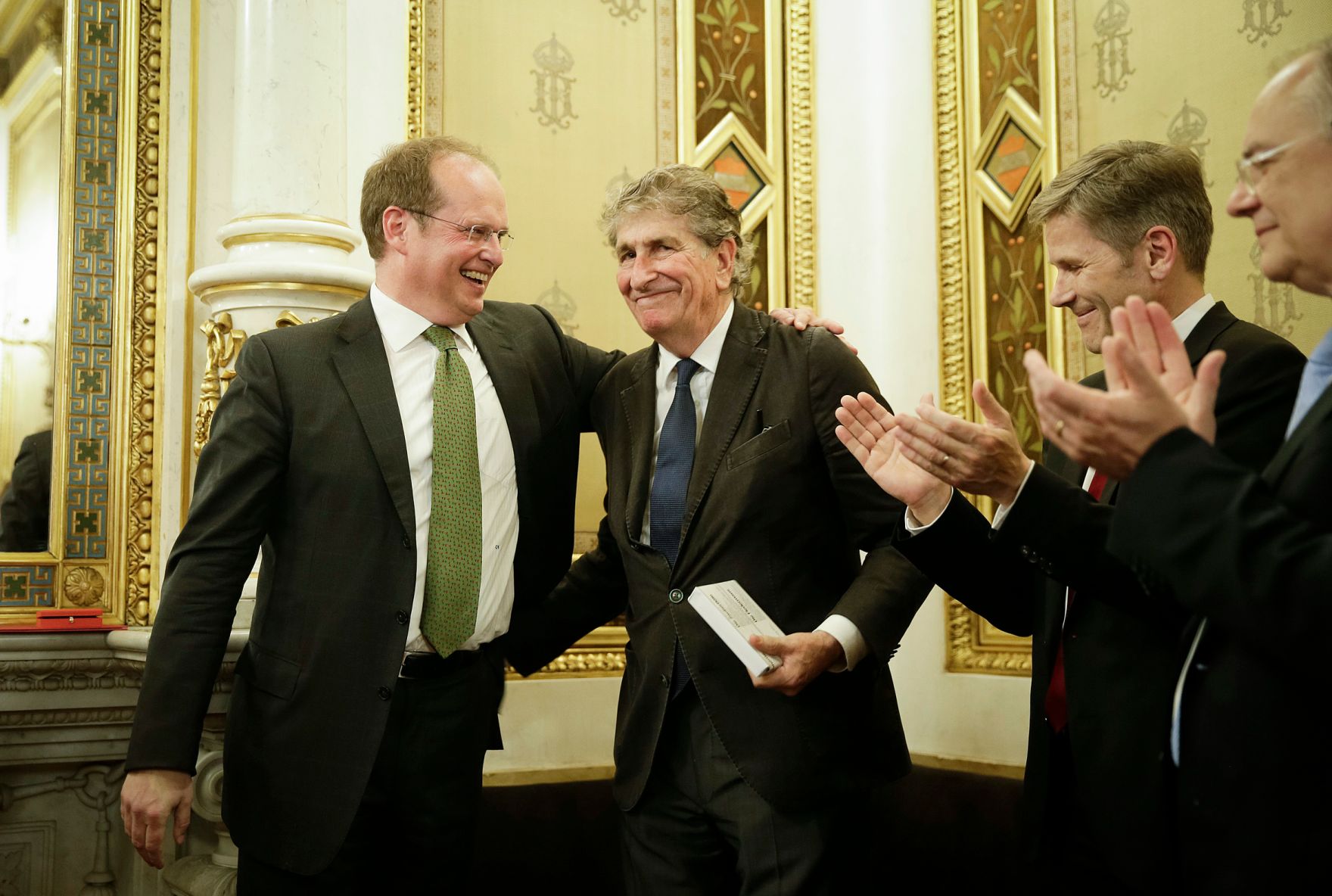 Am 31. M&auml;rz 2015 &uuml;berreichte Kunst- und Kulturminister Josef Ostermayer (r.) das Gro&szlig;e Goldene Ehrenzeichen f&uuml;r Verdienste um die Republik &Ouml;sterreich an G&uuml;nter Rhomberg (m.). Im Bild mit Gesch&auml;ftsf&uuml;hrer der Bundestheater Holding GmbH Christian Kircher (l.).