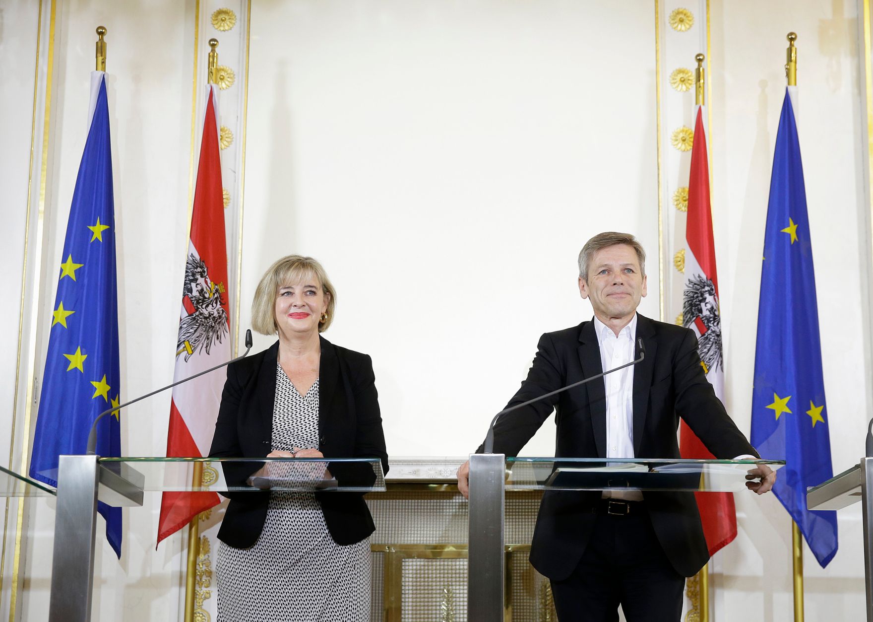 Am 1. April 2016 stellte Kunst- und Kultusminister Josef Ostermayer (r.) im Rahmen einer Pressekonferenz die Kommiss&auml;rin und teilnehmende K&uuml;nstlerInnen f&uuml;r die 57. Kunstbiennale in Venedig vor. Im Bild mit Christa Steinle (l.).