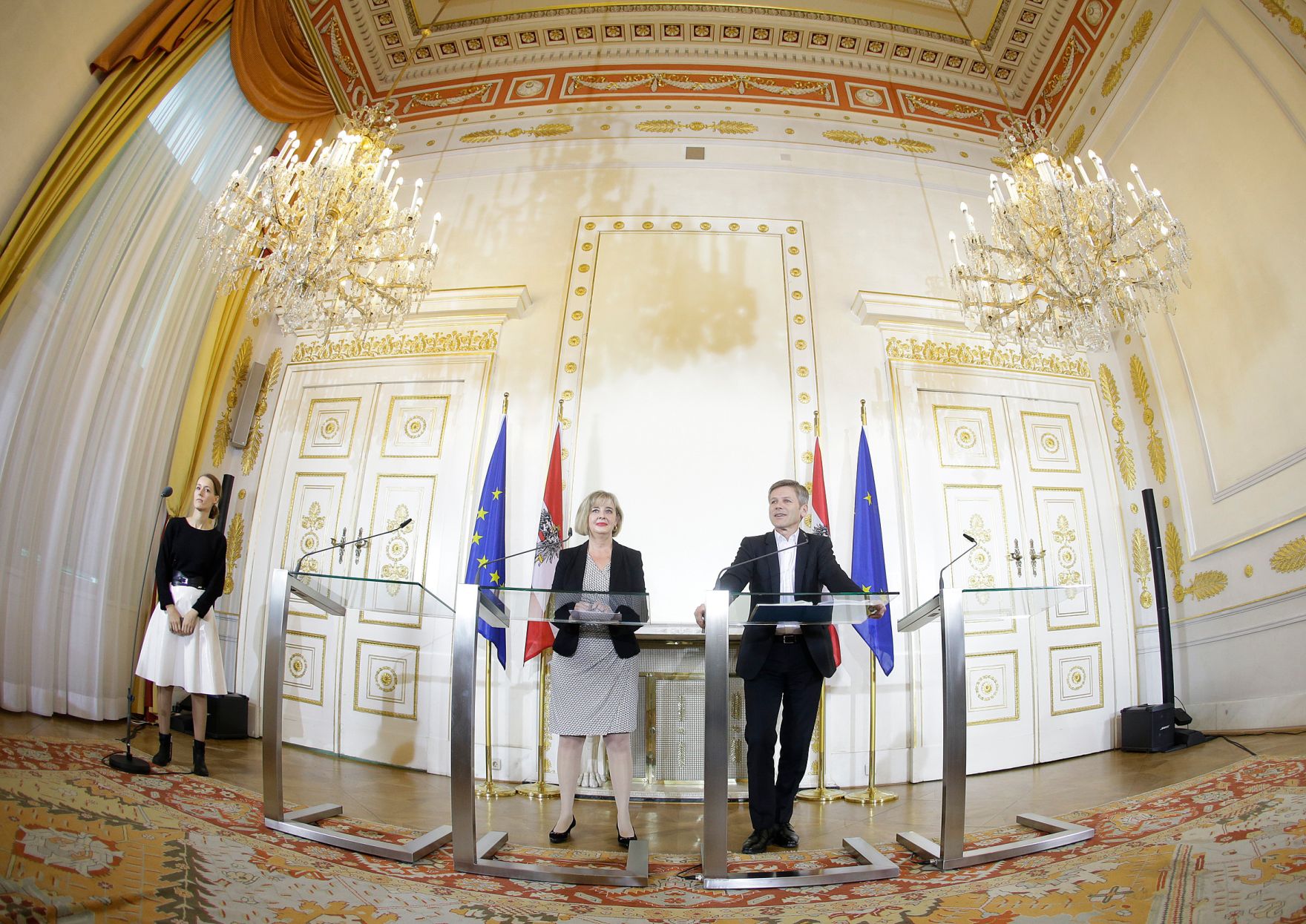 Am 1. April 2016 stellte Kunst- und Kultusminister Josef Ostermayer (r.) im Rahmen einer Pressekonferenz die Kommiss&auml;rin und teilnehmende K&uuml;nstlerInnen f&uuml;r die 57. Kunstbiennale in Venedig vor. Im Bild mit Christa Steinle (l.).