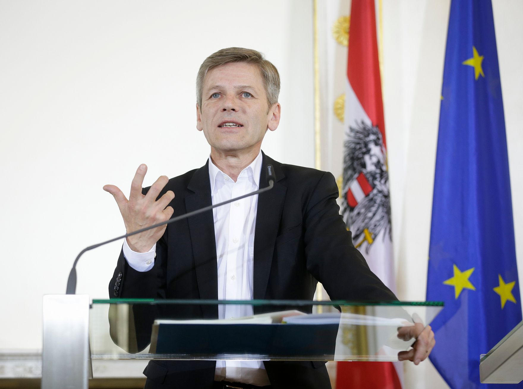 Am 1. April 2016 stellte Kunst- und Kultusminister Josef Ostermayer (im Bild) im Rahmen einer Pressekonferenz die Kommiss&auml;rin und teilnehmende K&uuml;nstlerInnen f&uuml;r die 57. Kunstbiennale in Venedig vor.