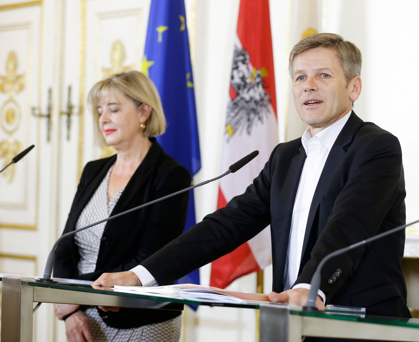 Am 1. April 2016 stellte Kunst- und Kultusminister Josef Ostermayer (r.) im Rahmen einer Pressekonferenz die Kommiss&auml;rin und teilnehmende K&uuml;nstlerInnen f&uuml;r die 57. Kunstbiennale in Venedig vor. Im Bild mit Christa Steinle (l.).