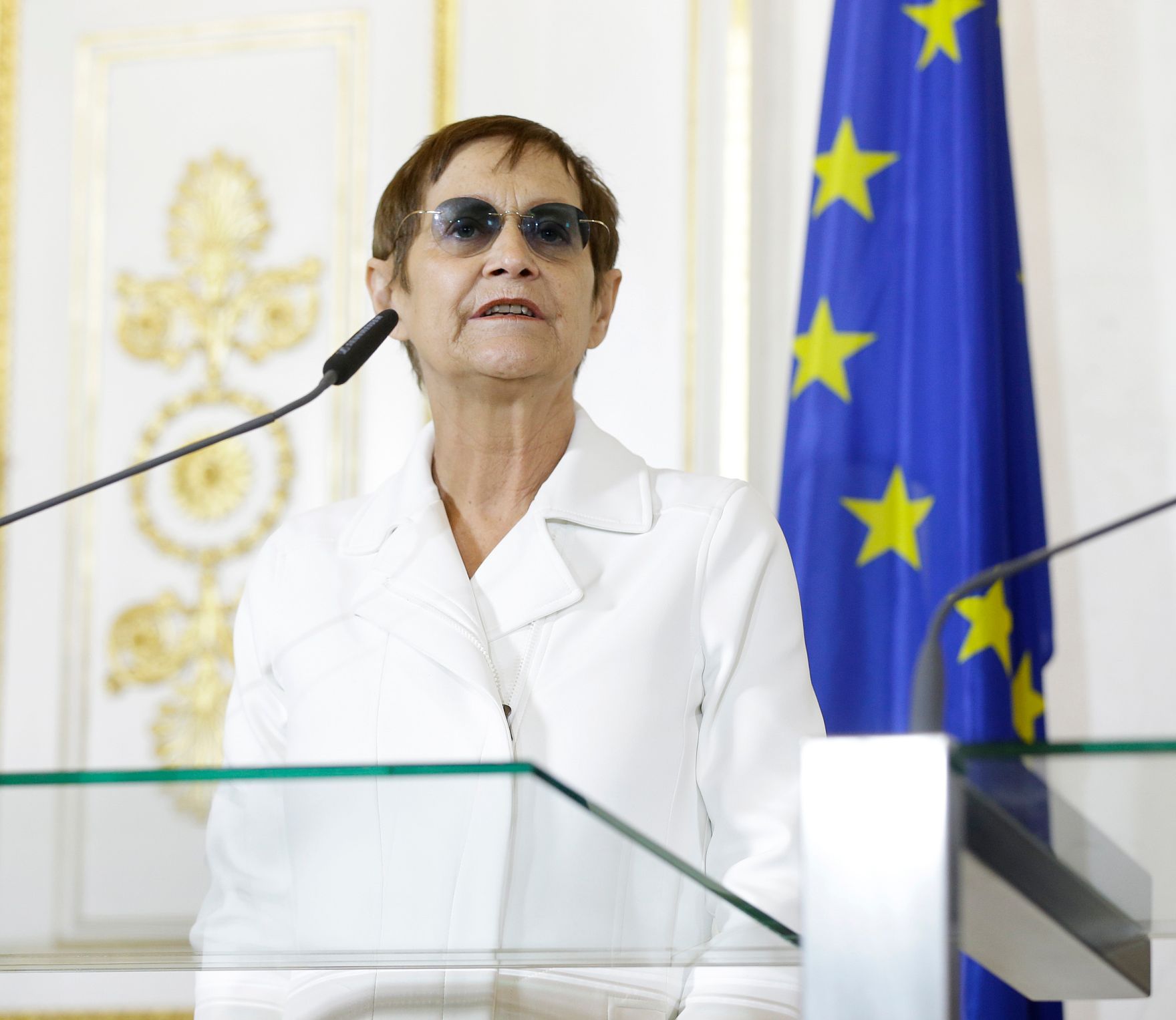 Am 1. April 2016 stellte Kunst- und Kultusminister Josef Ostermayer im Rahmen einer Pressekonferenz die Kommiss&auml;rin und teilnehmende K&uuml;nstlerInnen f&uuml;r die 57. Kunstbiennale in Venedig vor. Im Bild K&uuml;nstlerin Brigitte Kowanz.