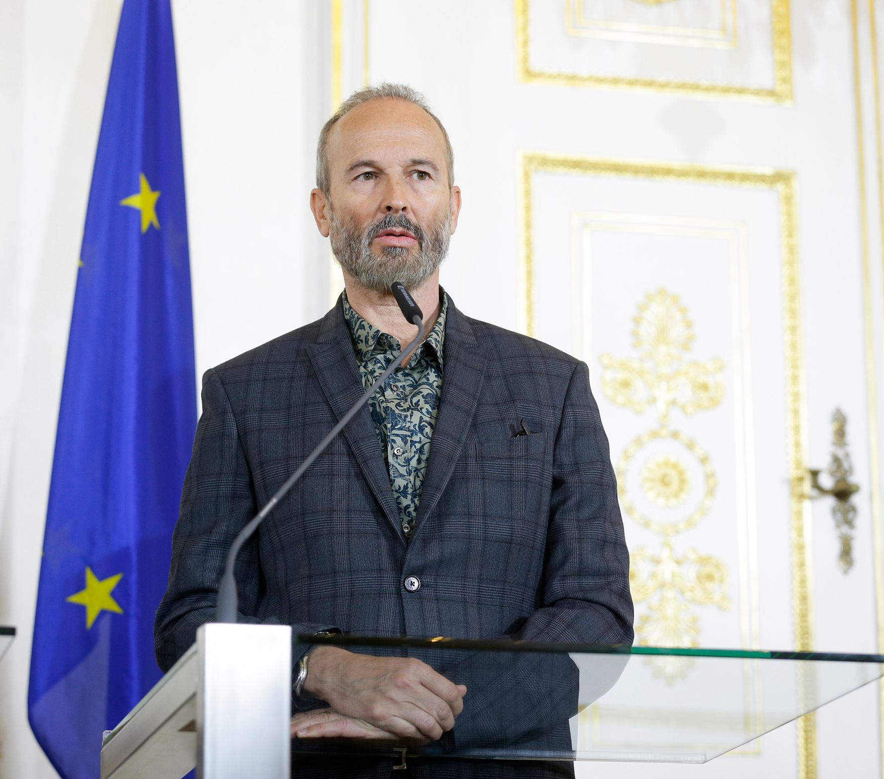Am 1. April 2016 stellte Kunst- und Kultusminister Josef Ostermayer im Rahmen einer Pressekonferenz die Kommiss&auml;rin und teilnehmende K&uuml;nstlerInnen f&uuml;r die 57. Kunstbiennale in Venedig vor. Im Bild K&uuml;nstler Erwin Wurm.