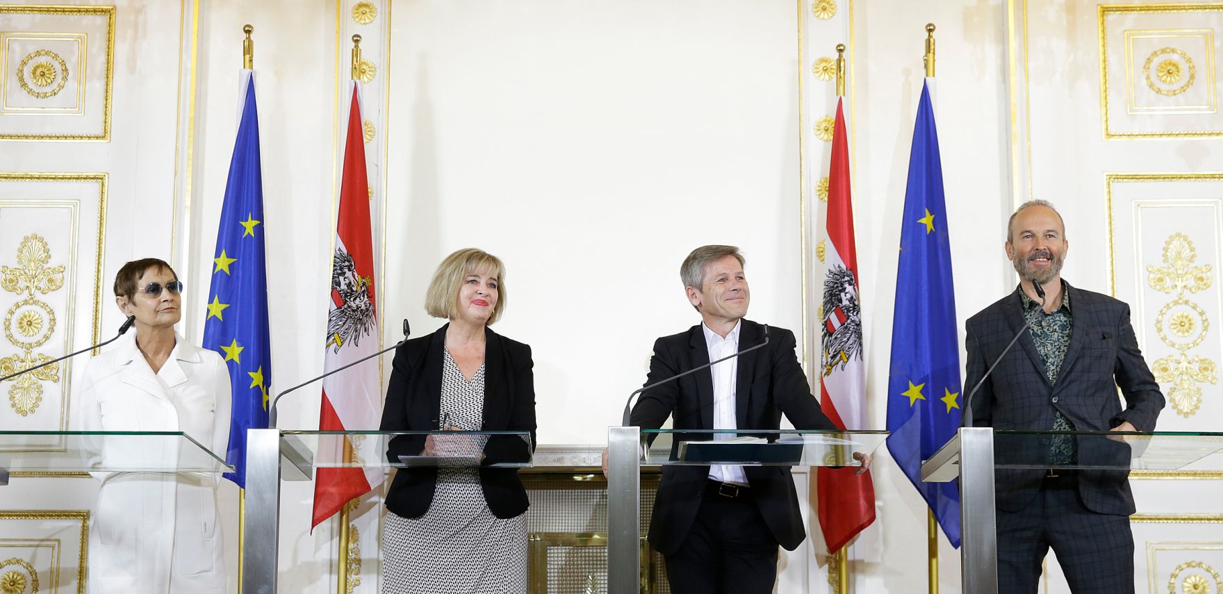 Am 1. April 2016 stellte Kunst- und Kultusminister Josef Ostermayer (m.r.) im Rahmen einer Pressekonferenz die Kommiss&auml;rin und teilnehmende K&uuml;nstlerInnen f&uuml;r die 57. Kunstbiennale in Venedig vor. Im Bild mit Christa Steinle (m.l.), K&uuml;nstlerin Brigitte Kowanz (l.) und K&uuml;nstler Erwin Wurm (r.).