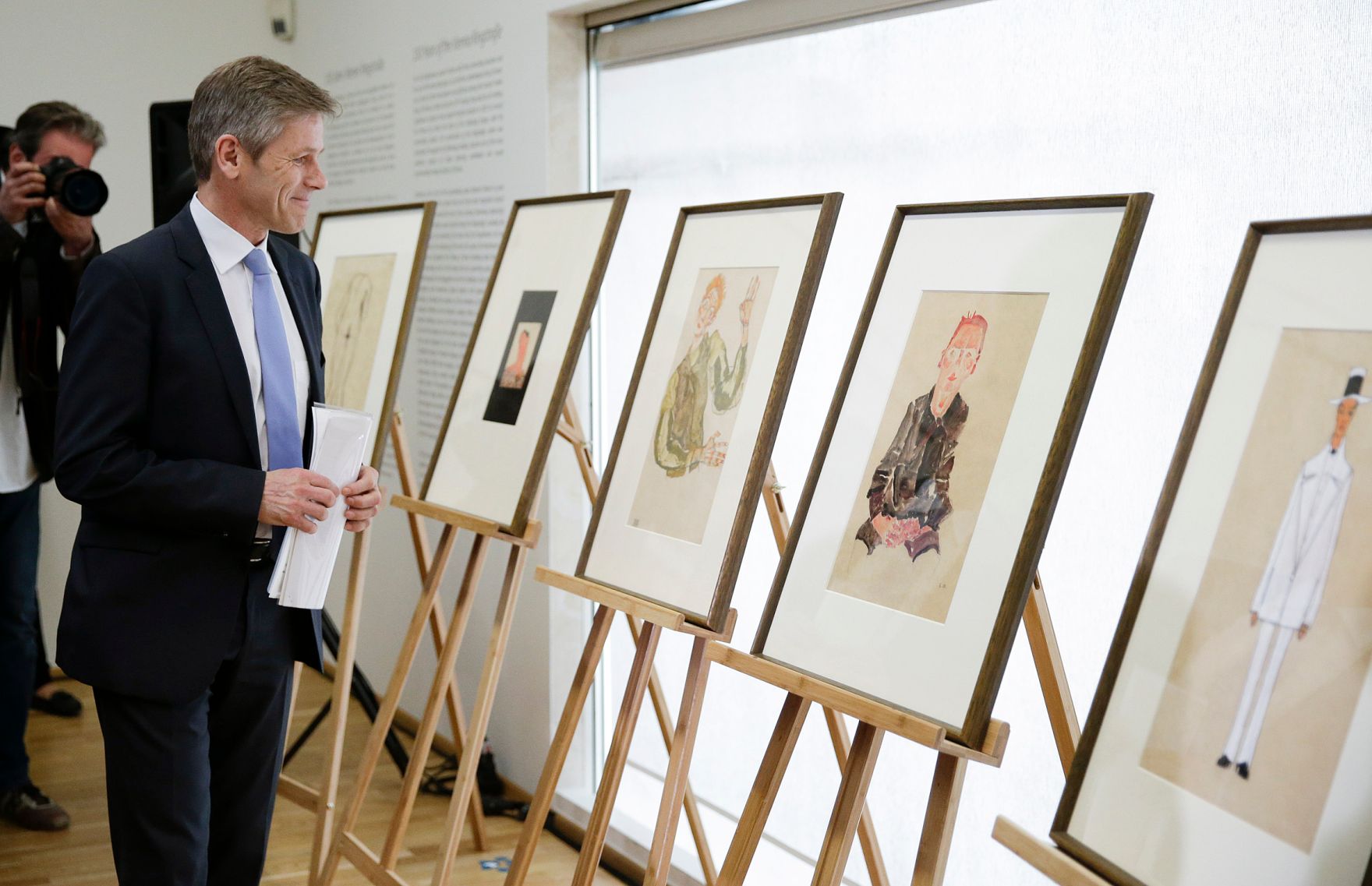 Am 7. April 2016 gab Kunst- und Kulturminister Josef Ostermayer (im Bild) gemeinsam mit dem Direktor des Leopold-Museums Hans-Peter Wipplinger, Stiftungsvorstand Helmut Moser und IKG-Vertreterin Erika Jakubovits eine Pressekonferenz zur Einigung &uuml;ber die Schiele-Zeichnungen.