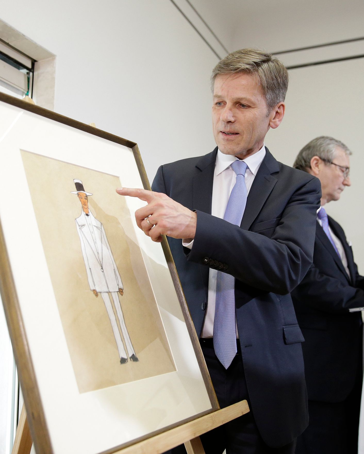 Am 7. April 2016 gab Kunst- und Kulturminister Josef Ostermayer (l.) gemeinsam mit dem Direktor des Leopold-Museums Hans-Peter Wipplinger, Stiftungsvorstand Helmut Moser (r.) und IKG-Vertreterin Erika Jakubovits eine Pressekonferenz zur Einigung &uuml;ber die Schiele-Zeichnungen.