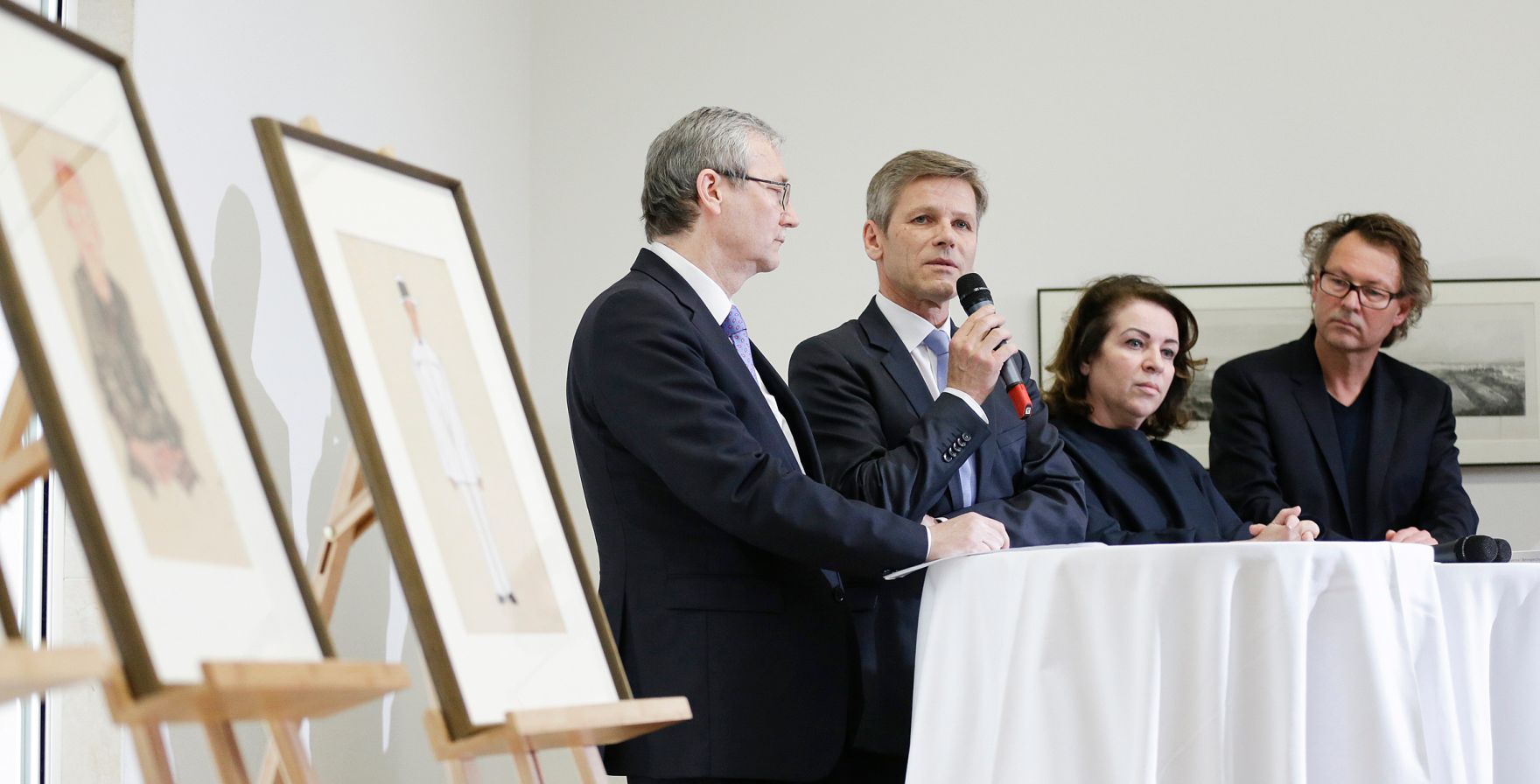Am 7. April 2016 gab Kunst- und Kulturminister Josef Ostermayer (m.l.) gemeinsam mit dem Direktor des Leopold-Museums Hans-Peter Wipplinger (r.), Stiftungsvorstand Helmut Moser (l.) und IKG-Vertreterin Erika Jakubovits (m.r.) eine Pressekonferenz zur Einigung &uuml;ber die Schiele-Zeichnungen.