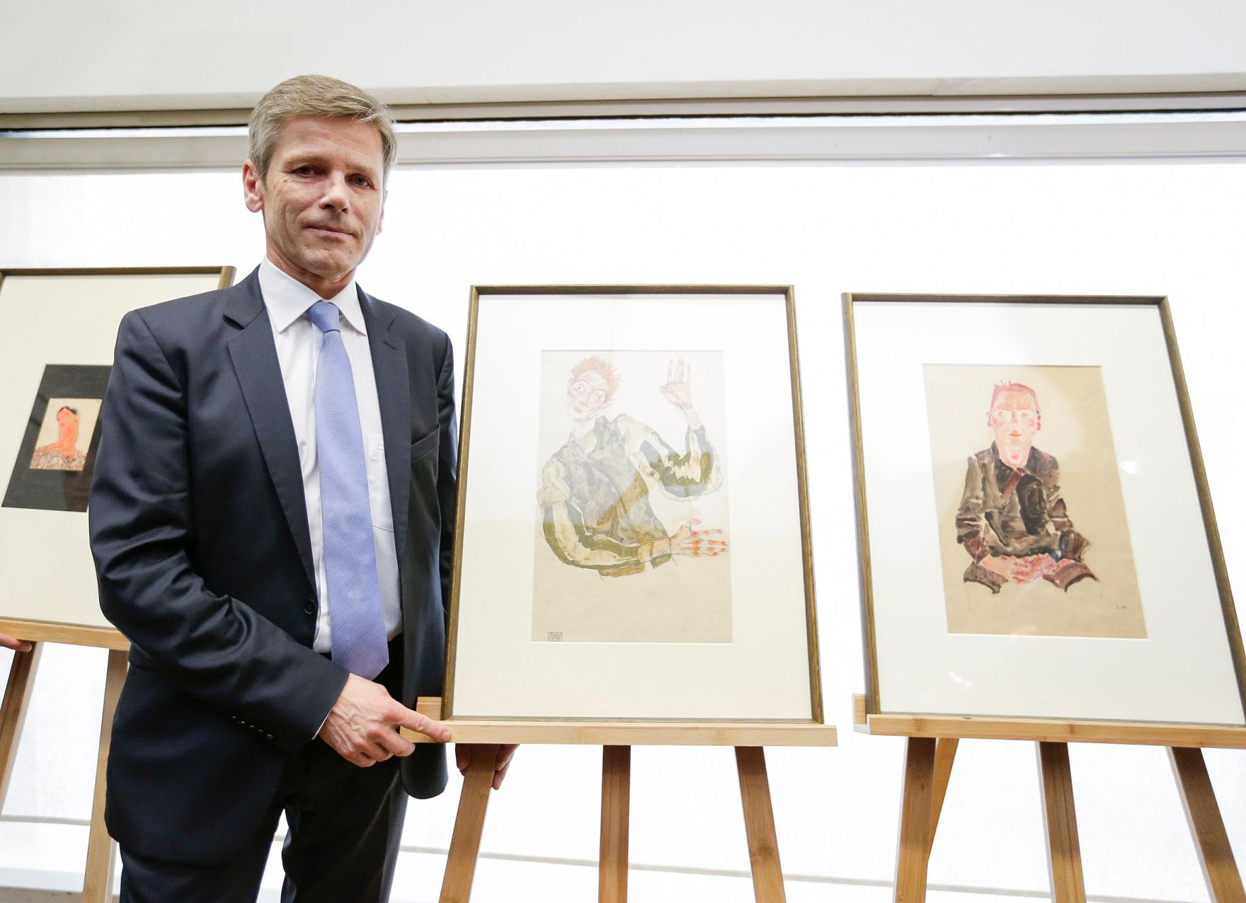 Am 7. April 2016 gab Kunst- und Kulturminister Josef Ostermayer (im Bild) gemeinsam mit dem Direktor des Leopold-Museums Hans-Peter Wipplinger, Stiftungsvorstand Helmut Moser und IKG-Vertreterin Erika Jakubovits eine Pressekonferenz zur Einigung &uuml;ber die Schiele-Zeichnungen.
