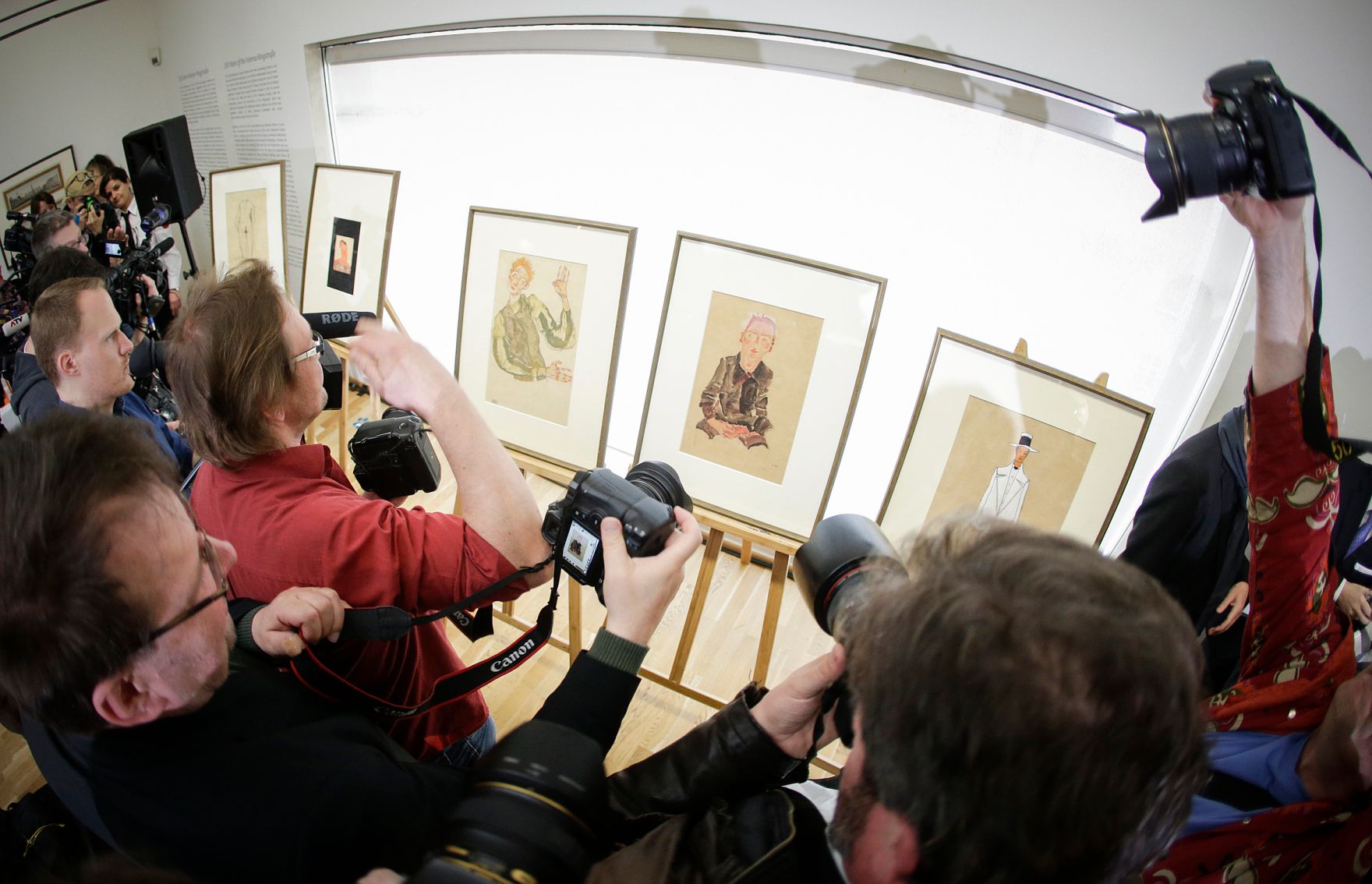 Am 7. April 2016 gab Kunst- und Kulturminister Josef Ostermayer gemeinsam mit dem Direktor des Leopold-Museums Hans-Peter Wipplinger, Stiftungsvorstand Helmut Moser und IKG-Vertreterin Erika Jakubovits eine Pressekonferenz zur Einigung &uuml;ber die Schiele-Zeichnungen.