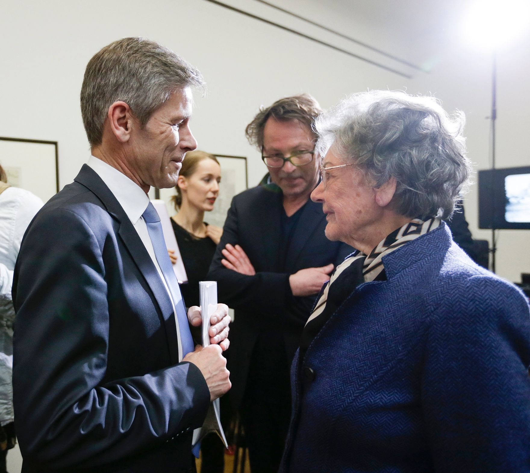 Am 7. April 2016 gab Kunst- und Kulturminister Josef Ostermayer (l.) gemeinsam mit dem Direktor des Leopold-Museums Hans-Peter Wipplinger (m.), Stiftungsvorstand Helmut Moser und IKG-Vertreterin Erika Jakubovits eine Pressekonferenz zur Einigung &uuml;ber die Schiele-Zeichnungen. Im Bild mit Elisabeth Leopold (r.).