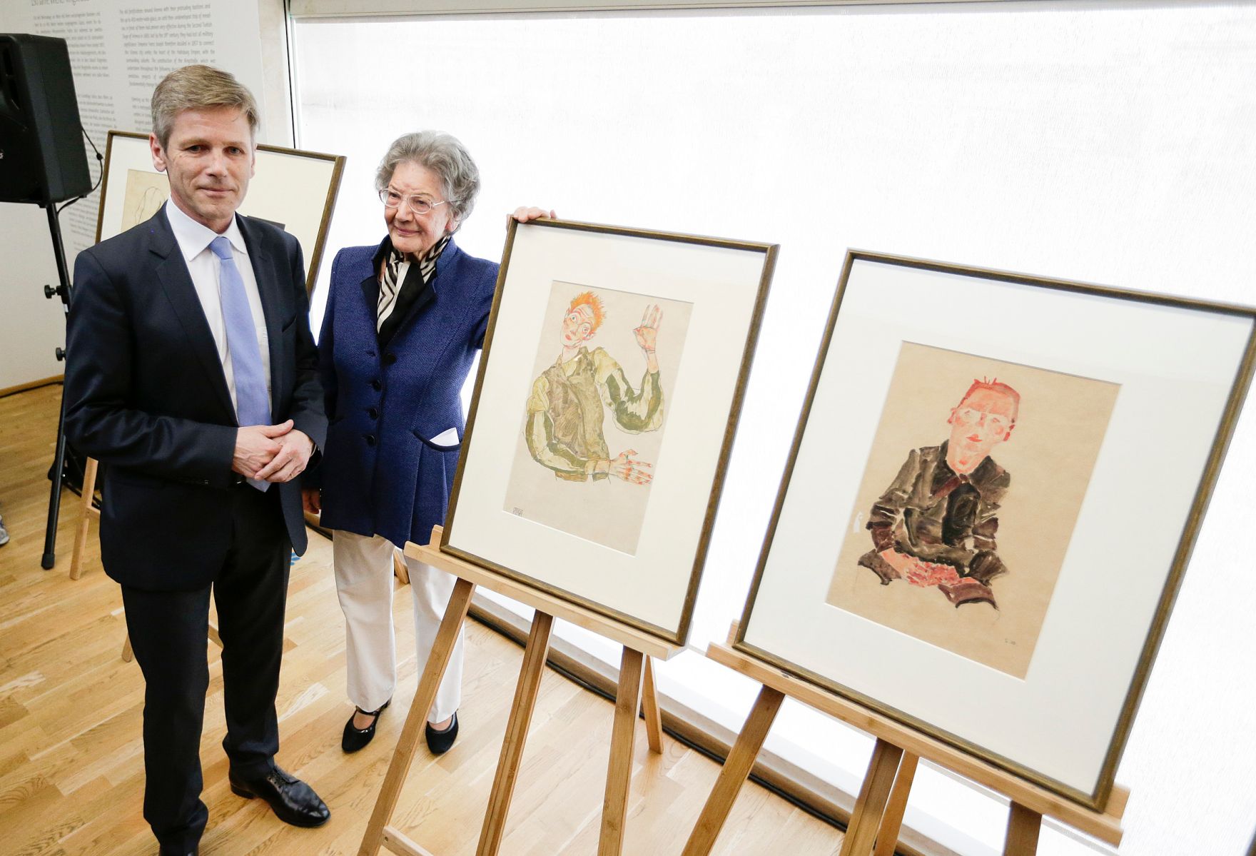 Am 7. April 2016 gab Kunst- und Kulturminister Josef Ostermayer (l.) gemeinsam mit dem Direktor des Leopold-Museums Hans-Peter Wipplinger, Stiftungsvorstand Helmut Moser und IKG-Vertreterin Erika Jakubovits eine Pressekonferenz zur Einigung &uuml;ber die Schiele-Zeichnungen. Im Bild mit Elisabeth Leopold (r.).