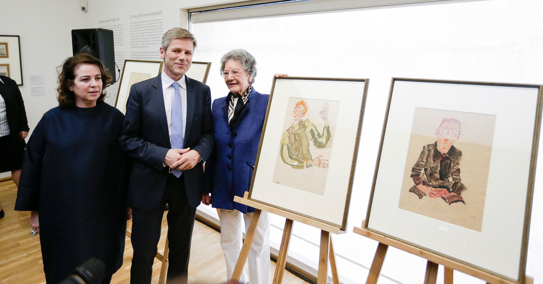 Am 7. April 2016 gab Kunst- und Kulturminister Josef Ostermayer (m.) gemeinsam mit dem Direktor des Leopold-Museums Hans-Peter Wipplinger, Stiftungsvorstand Helmut Moser und IKG-Vertreterin Erika Jakubovits (l.) eine Pressekonferenz zur Einigung &uuml;ber die Schiele-Zeichnungen. Im Bild mit Elisabeth Leopold (r.).
