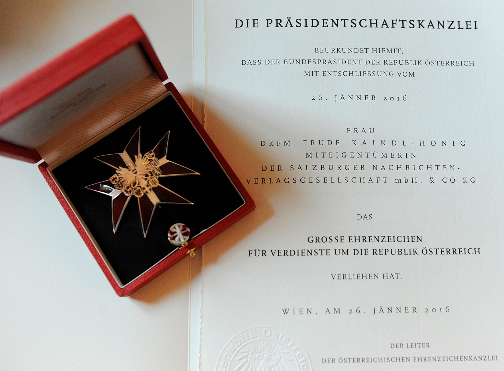 Am 15. April 2016 &uuml;berreichte Kunst- und Kulturminister Josef Ostermayer das Gro&szlig;e Ehrenzeichen f&uuml;r Verdienste um die Republik &Ouml;sterreich an Gertrude Kaindl-H&ouml;nig, Miteigent&uuml;merin der Salzburger Nachrichten.