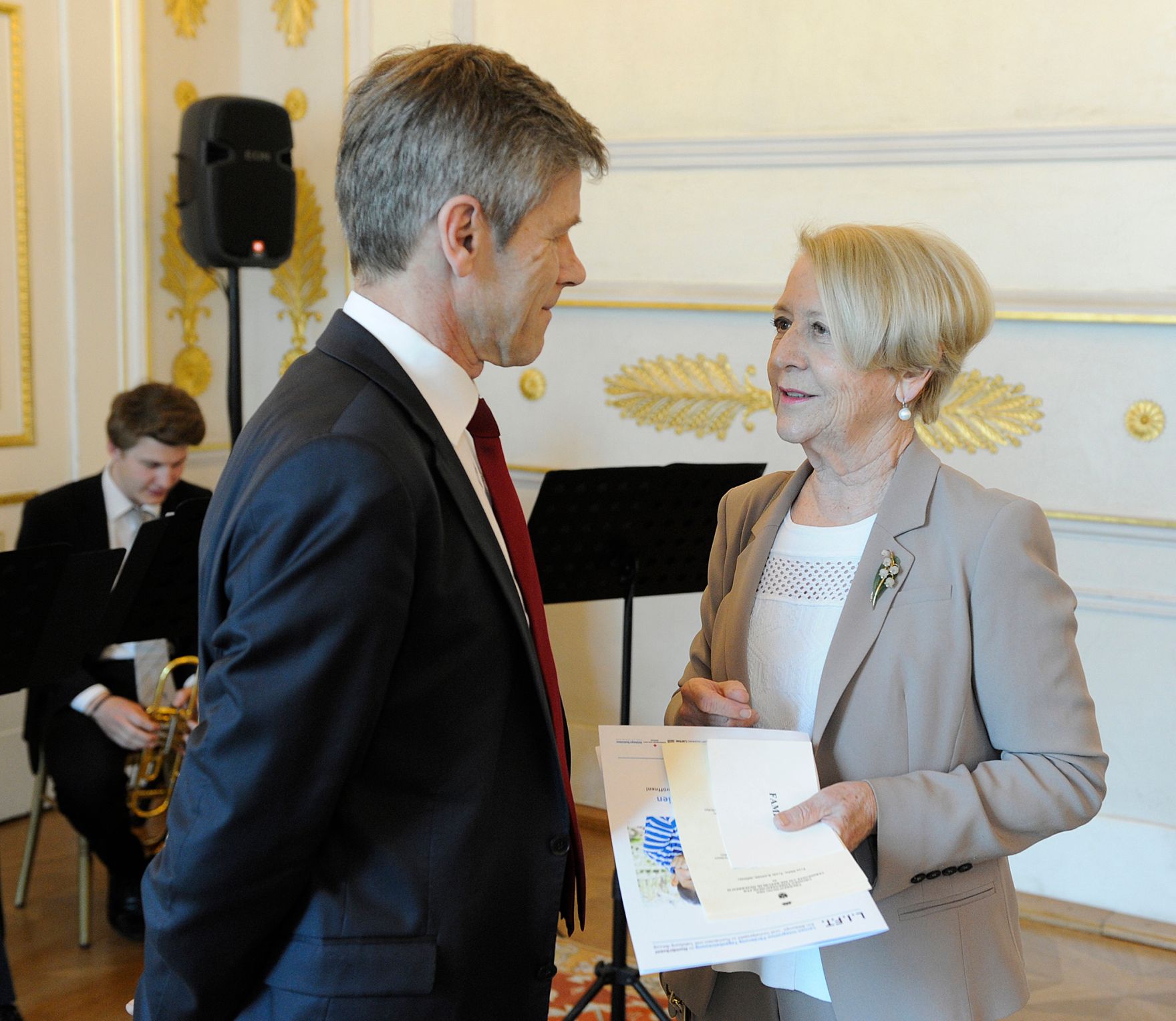 Am 15. April 2016 &uuml;berreichte Kunst- und Kulturminister Josef Ostermayer (l.) das Gro&szlig;e Ehrenzeichen f&uuml;r Verdienste um die Republik &Ouml;sterreich an Gertrude Kaindl-H&ouml;nig (r.), Miteigent&uuml;merin der Salzburger Nachrichten.