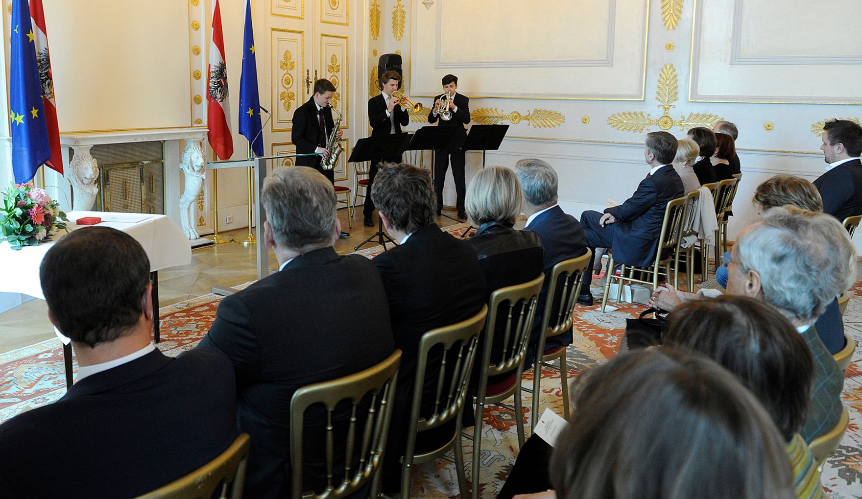 Am 15. April 2016 &uuml;berreichte Kunst- und Kulturminister Josef Ostermayer das Gro&szlig;e Ehrenzeichen f&uuml;r Verdienste um die Republik &Ouml;sterreich an Gertrude Kaindl-H&ouml;nig, Miteigent&uuml;merin der Salzburger Nachrichten.