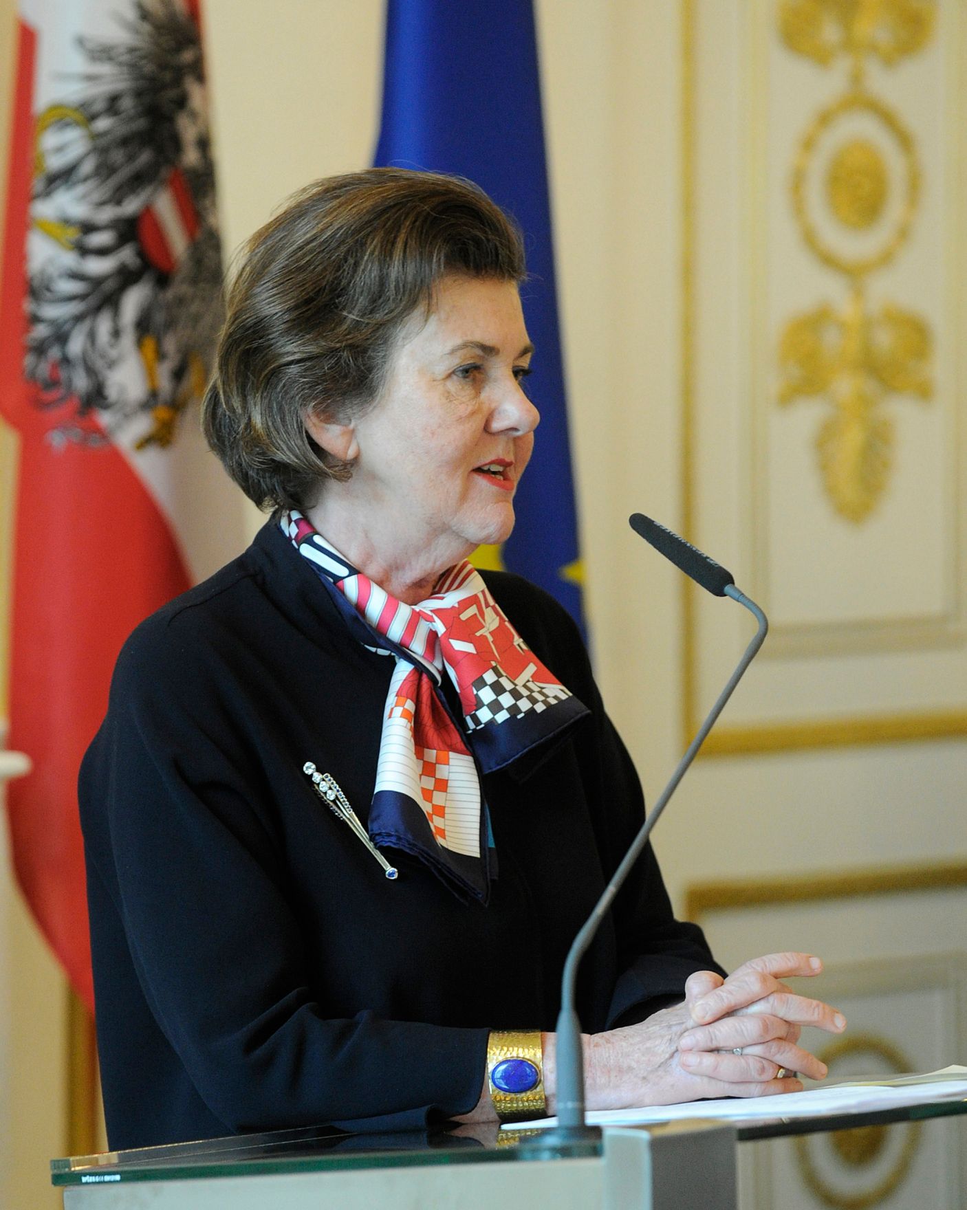 Am 15. April 2016 &uuml;berreichte Kunst- und Kulturminister Josef Ostermayer das Gro&szlig;e Ehrenzeichen f&uuml;r Verdienste um die Republik &Ouml;sterreich an Gertrude Kaindl-H&ouml;nig, Miteigent&uuml;merin der Salzburger Nachrichten. Im Bild Laudatorin Helga Rabl-Stadler, Pr&auml;sidentin der Salzburger Festspiele.