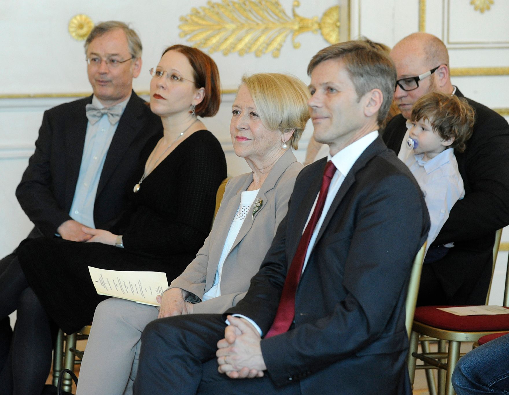 Am 15. April 2016 &uuml;berreichte Kunst- und Kulturminister Josef Ostermayer (r.) das Gro&szlig;e Ehrenzeichen f&uuml;r Verdienste um die Republik &Ouml;sterreich an Gertrude Kaindl-H&ouml;nig (2.v.r.), Miteigent&uuml;merin der Salzburger Nachrichten.