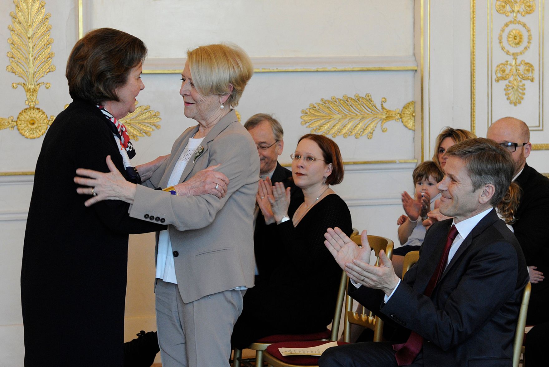 Am 15. April 2016 &uuml;berreichte Kunst- und Kulturminister Josef Ostermayer das Gro&szlig;e Ehrenzeichen f&uuml;r Verdienste um die Republik &Ouml;sterreich an Gertrude Kaindl-H&ouml;nig, Miteigent&uuml;merin der Salzburger Nachrichten.