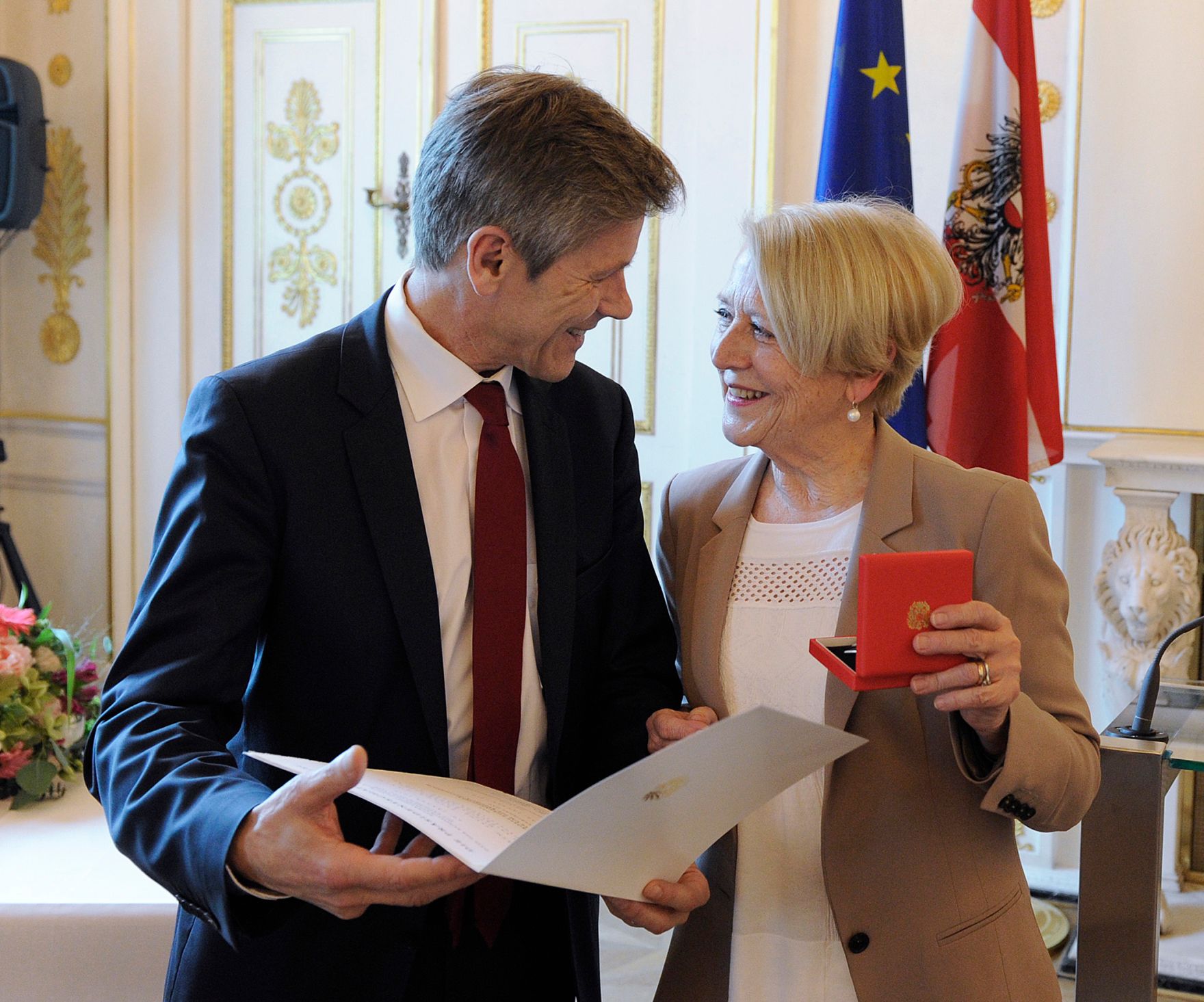 Am 15. April 2016 &uuml;berreichte Kunst- und Kulturminister Josef Ostermayer (l.) das Gro&szlig;e Ehrenzeichen f&uuml;r Verdienste um die Republik &Ouml;sterreich an Gertrude Kaindl-H&ouml;nig (r.), Miteigent&uuml;merin der Salzburger Nachrichten.