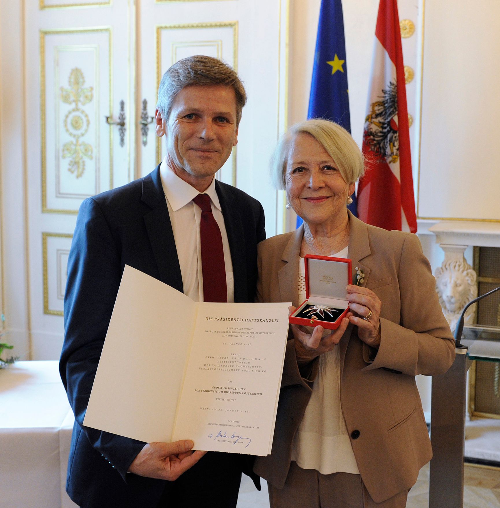 Am 15. April 2016 &uuml;berreichte Kunst- und Kulturminister Josef Ostermayer (l.) das Gro&szlig;e Ehrenzeichen f&uuml;r Verdienste um die Republik &Ouml;sterreich an Gertrude Kaindl-H&ouml;nig (r.), Miteigent&uuml;merin der Salzburger Nachrichten.