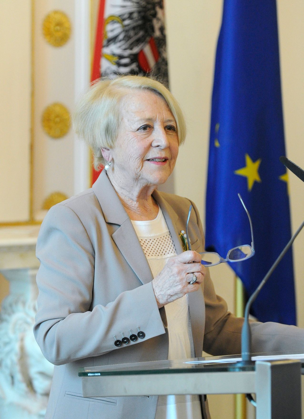 Am 15. April 2016 &uuml;berreichte Kunst- und Kulturminister Josef Ostermayer das Gro&szlig;e Ehrenzeichen f&uuml;r Verdienste um die Republik &Ouml;sterreich an Gertrude Kaindl-H&ouml;nig (im Bild), Miteigent&uuml;merin der Salzburger Nachrichten.