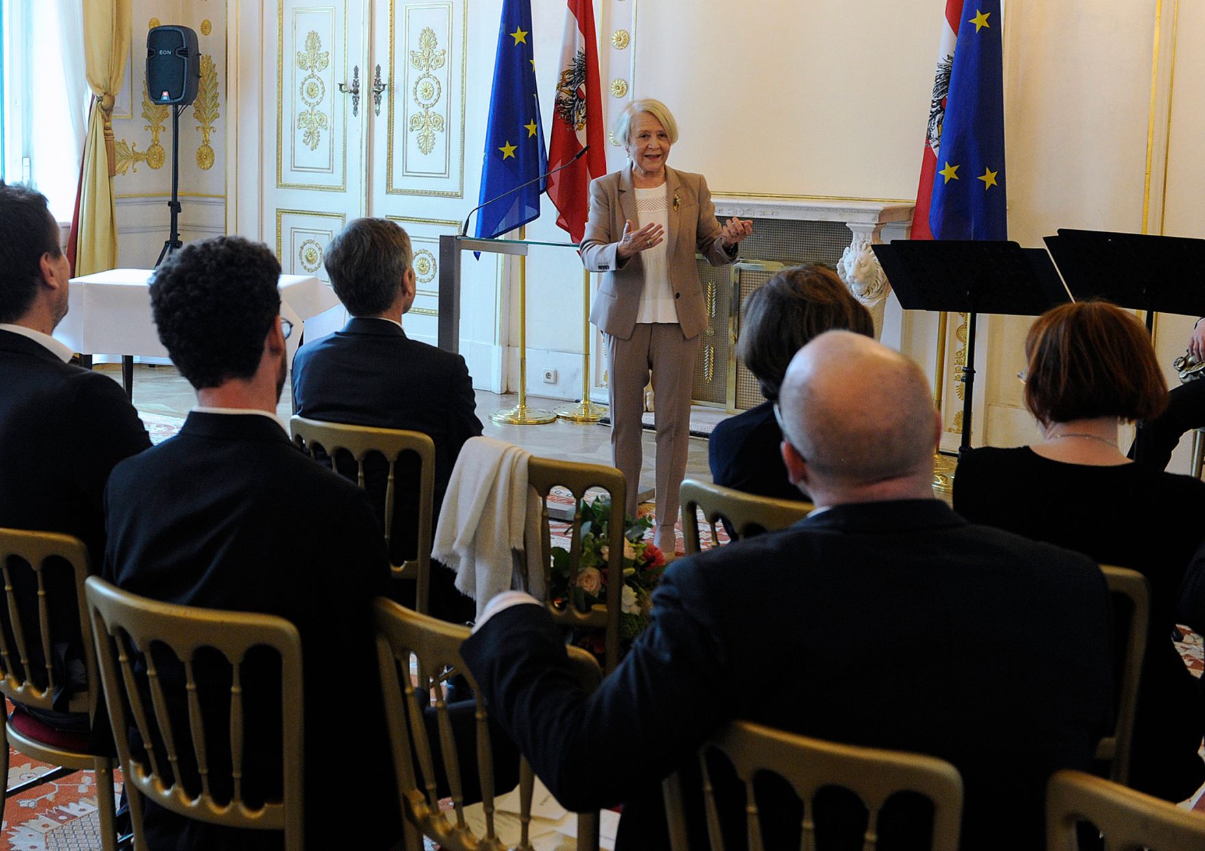 Am 15. April 2016 &uuml;berreichte Kunst- und Kulturminister Josef Ostermayer das Gro&szlig;e Ehrenzeichen f&uuml;r Verdienste um die Republik &Ouml;sterreich an Gertrude Kaindl-H&ouml;nig (im Bild), Miteigent&uuml;merin der Salzburger Nachrichten.