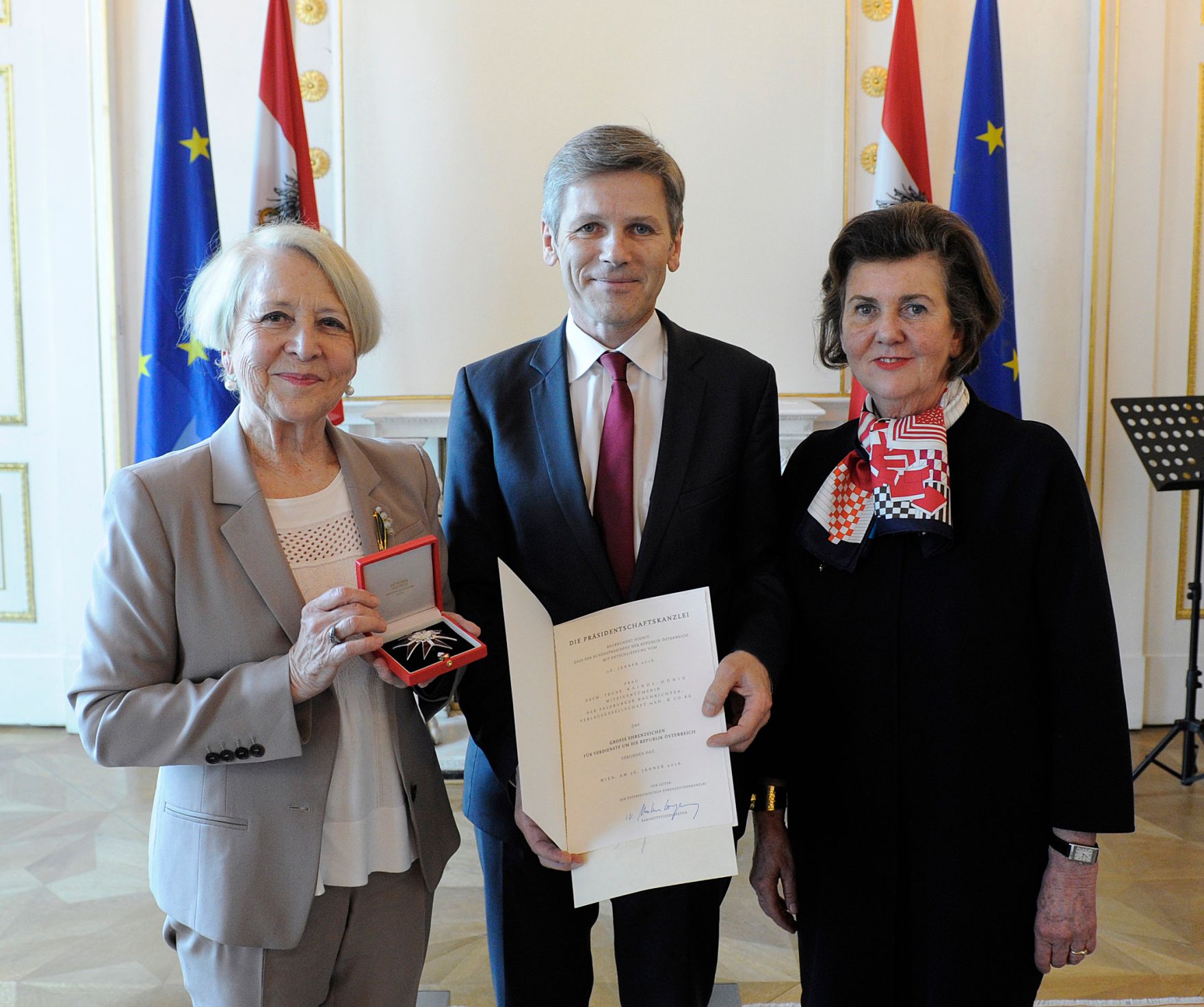 Am 15. April 2016 &uuml;berreichte Kunst- und Kulturminister Josef Ostermayer (m.) das Gro&szlig;e Ehrenzeichen f&uuml;r Verdienste um die Republik &Ouml;sterreich an Gertrude Kaindl-H&ouml;nig (l.), Miteigent&uuml;merin der Salzburger Nachrichten. Im Bild mit Laudatorin Helga Rabl-Stadler (r.).