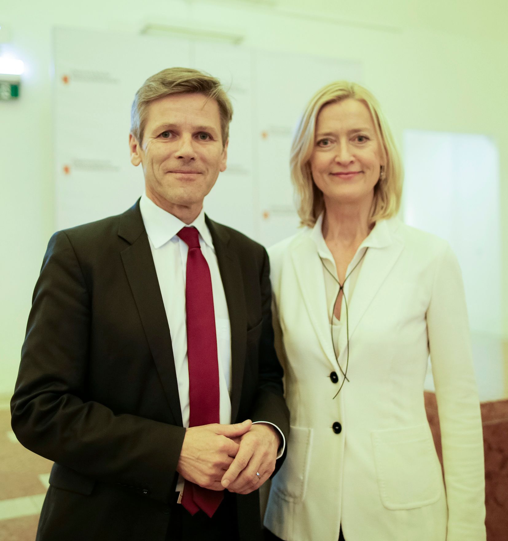 Am 15. April 2016 hielt Kunst- und Kulturminister Josef Ostermayer (l.) die Er&ouml;ffnungsansprache bei der Sonderausstellung &quot;Bleistift, Heft und Laptop - 10 Positionen literarischen Schreibens&quot; in der &Ouml;sterreichischen Nationalbibliothek. Im Bild mit der Generaldirektorin der &Ouml;sterreichischen Nationalbibliothek Johanna Rachinger (r.).