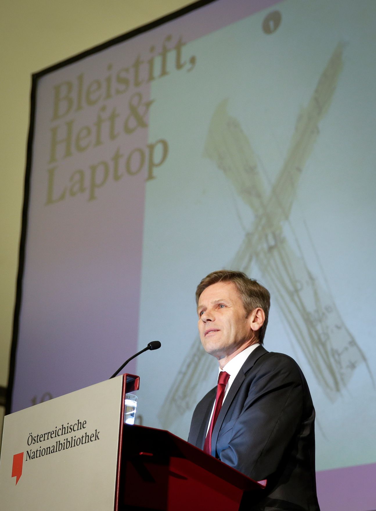 Am 15. April 2016 hielt Kunst- und Kulturminister Josef Ostermayer (im Bild) die Er&ouml;ffnungsansprache bei der Sonderausstellung &quot;Bleistift, Heft und Laptop - 10 Positionen literarischen Schreibens&quot; in der &Ouml;sterreichischen Nationalbibliothek.