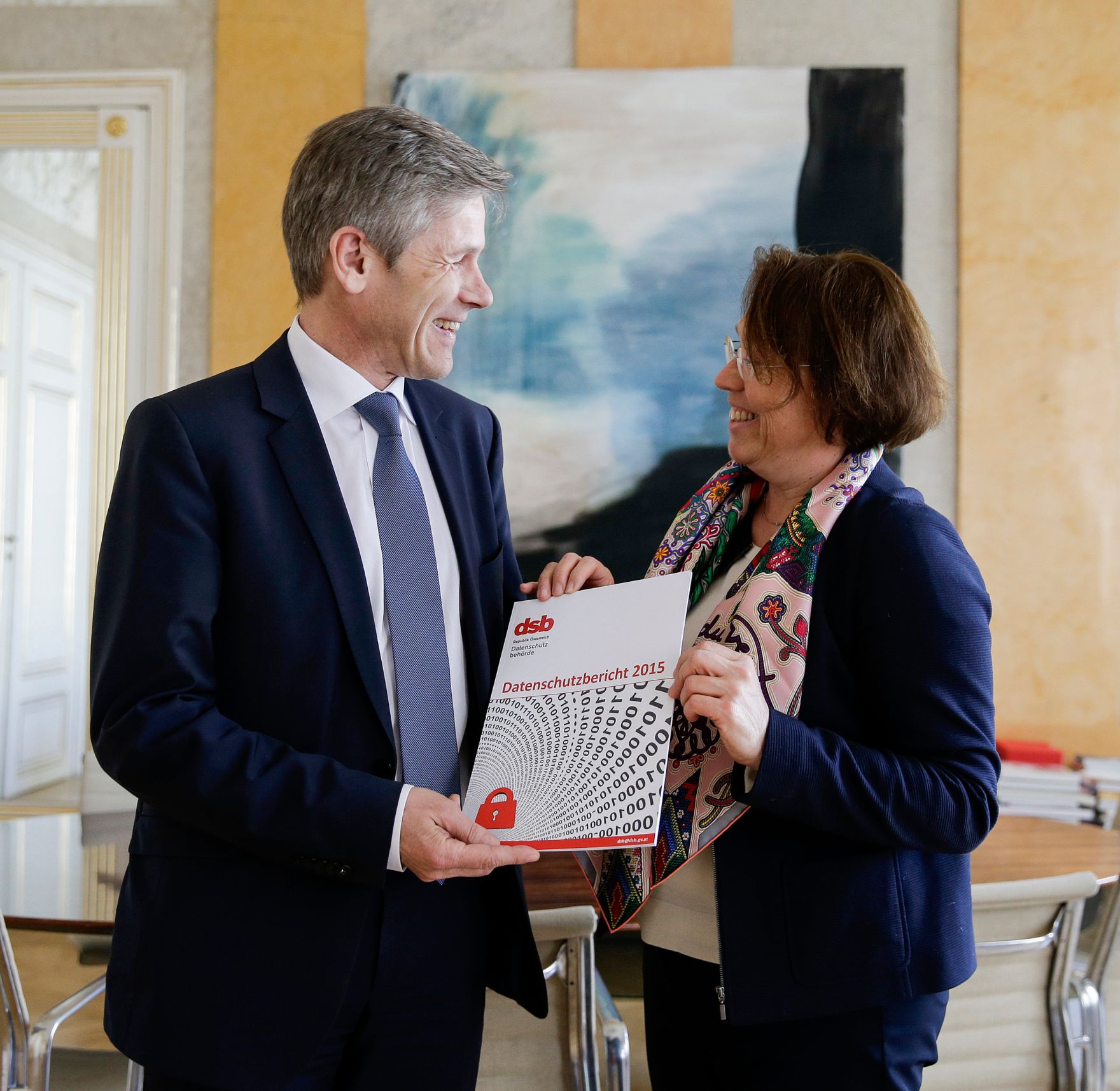 Am 19. April 2016 nahm Kanzleramtsminister Josef Ostermayer (l.) den Datenschutzbericht von der Leiterin der Datenschutzbeh&ouml;rde Andrea Jelinek (r.) entgegen.