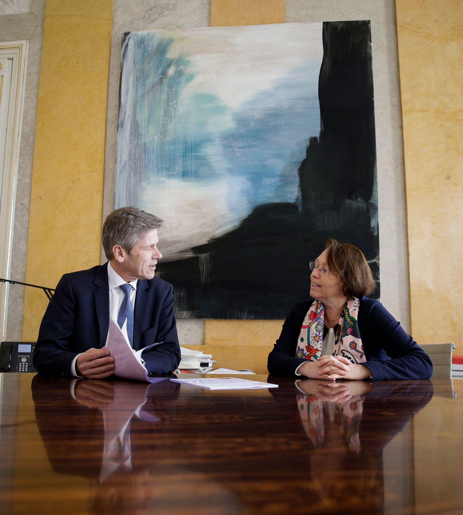 Am 19. April 2016 nahm Kanzleramtsminister Josef Ostermayer (l.) den Datenschutzbericht von der Leiterin der Datenschutzbeh&ouml;rde Andrea Jelinek (r.) entgegen.