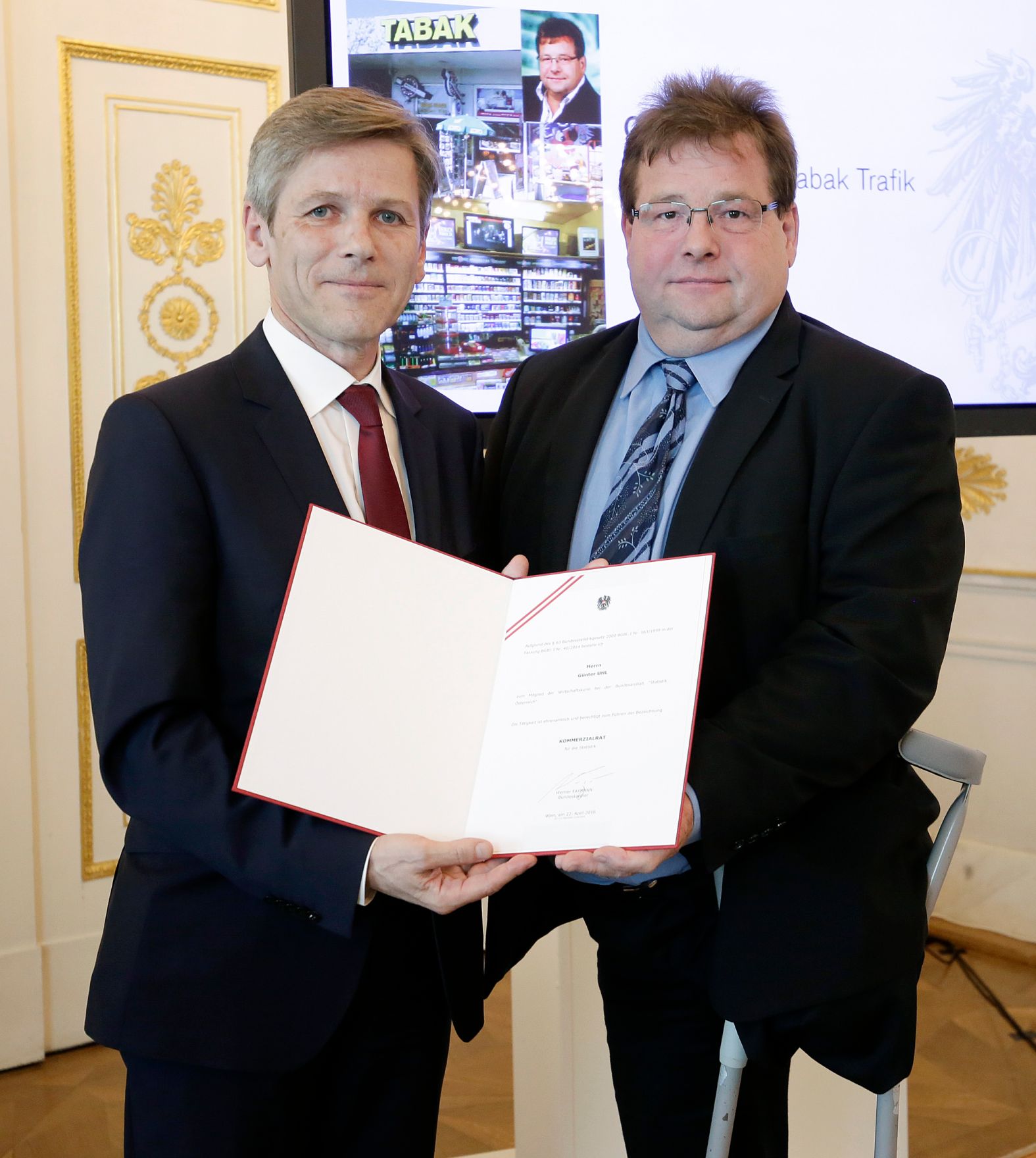 Am 22. April 2016 bestellte der Bundeskanzler Vertreterinnen und Vertreter der Wirtschaft zu Mitgliedern der bei der Bundesanstalt &quot;Statistik &Ouml;sterreich&quot; eingerichteten Wirtschaftskurie. Im Bild Kanzleramtsminister Josef Ostermayer (l.) bei der Dekret&uuml;berreichung an Kommerzialrat f&uuml;r die Statistik G&uuml;nter Uhl (r.).