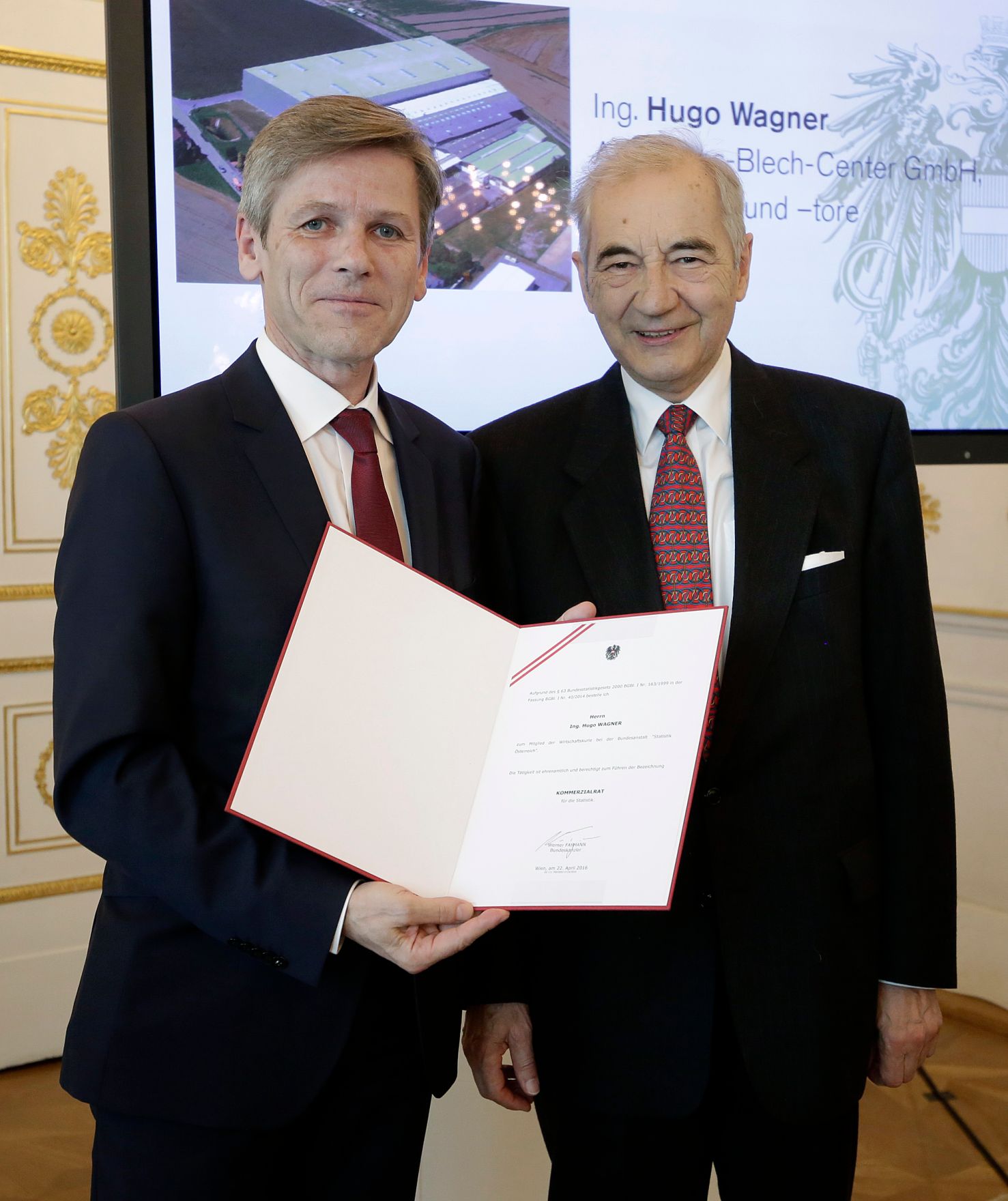 Am 22. April 2016 bestellte der Bundeskanzler Vertreterinnen und Vertreter der Wirtschaft zu Mitgliedern der bei der Bundesanstalt &quot;Statistik &Ouml;sterreich&quot; eingerichteten Wirtschaftskurie. Im Bild Kanzleramtsminister Josef Ostermayer (l.) bei der Dekret&uuml;berreichung an Kommerzialrat f&uuml;r die Statistik Hugo Wagner (r.).