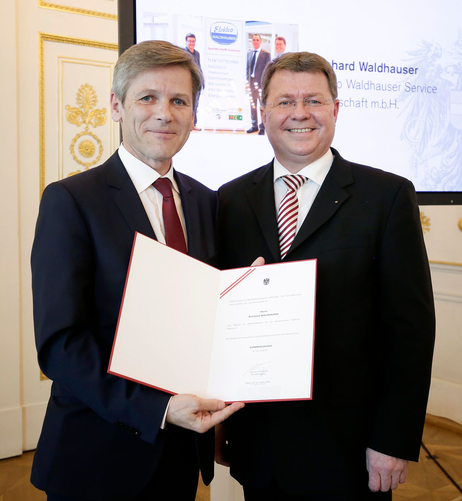 Am 22. April 2016 bestellte der Bundeskanzler Vertreterinnen und Vertreter der Wirtschaft zu Mitgliedern der bei der Bundesanstalt &quot;Statistik &Ouml;sterreich&quot; eingerichteten Wirtschaftskurie. Im Bild Kanzleramtsminister Josef Ostermayer (l.) bei der Dekret&uuml;berreichung an Kommerzialrat f&uuml;r die Statistik Reinhard Waldhauser (r.).