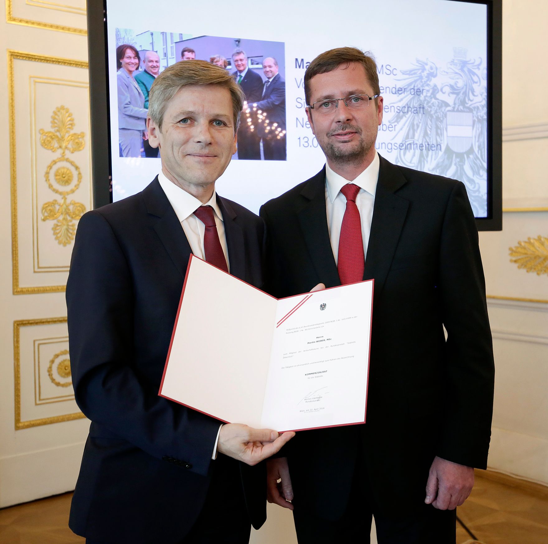 Am 22. April 2016 bestellte der Bundeskanzler Vertreterinnen und Vertreter der Wirtschaft zu Mitgliedern der bei der Bundesanstalt &quot;Statistik &Ouml;sterreich&quot; eingerichteten Wirtschaftskurie. Im Bild Kanzleramtsminister Josef Ostermayer (l.) bei der Dekret&uuml;berreichung an Kommerzialrat f&uuml;r die Statistik Martin Weber (r.).