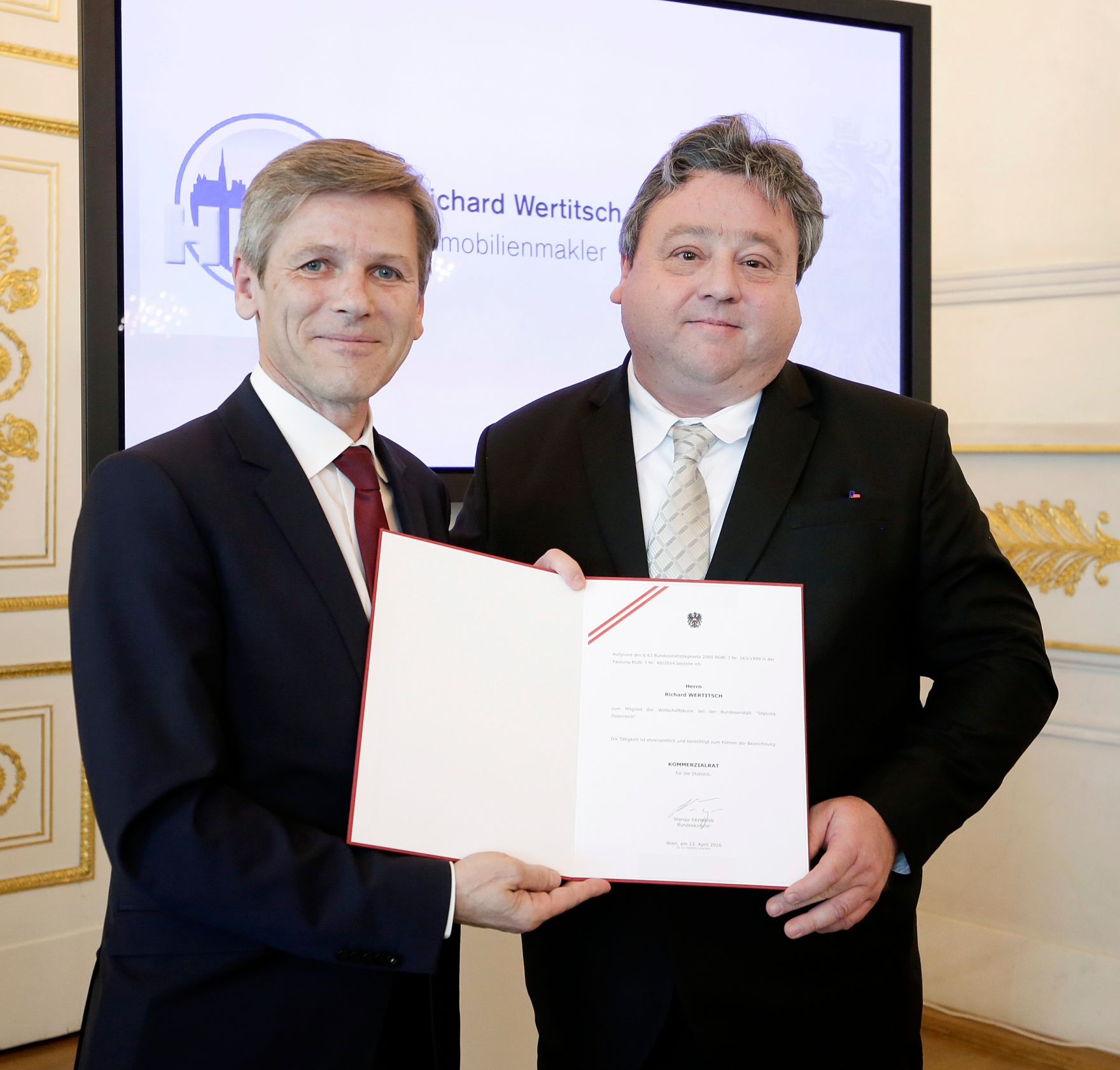Am 22. April 2016 bestellte der Bundeskanzler Vertreterinnen und Vertreter der Wirtschaft zu Mitgliedern der bei der Bundesanstalt &quot;Statistik &Ouml;sterreich&quot; eingerichteten Wirtschaftskurie. Im Bild Kanzleramtsminister Josef Ostermayer (l.) bei der Dekret&uuml;berreichung an Kommerzialrat f&uuml;r die Statistik Richard Wertitsch (r.).