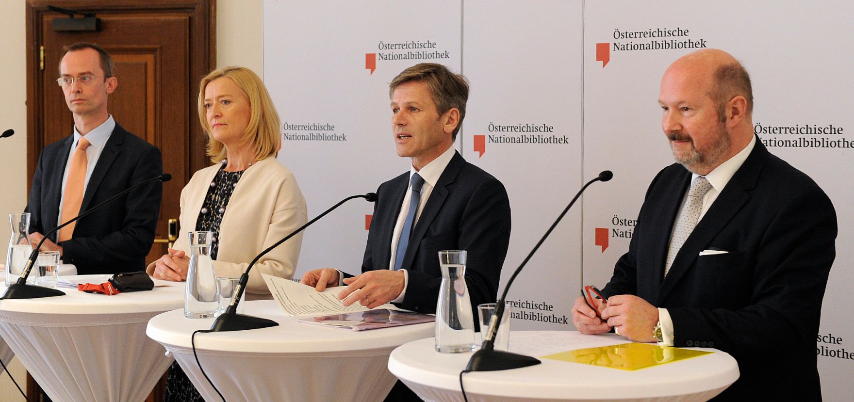 Am 25. April 2016 nahm Kunst- und Kulturminister Josef Ostermayer (m.r.) an der Pressekonferenz zur Bestellung der wissenschaftlichen und kaufm&auml;nnischen Gesch&auml;ftsf&uuml;hrung der &Ouml;sterreichischen Nationalbibliothek teil. Im Bild mit der &Ouml;NB-Generaldirektorin Johanna Rachinger (m.l.), dem kaufm&auml;nnischen Leiter der &Ouml;NB Richard Starkel (l.) und dem &Ouml;NB-Kuratoriumsvorsitzenden Gottfried Toman (r.). 