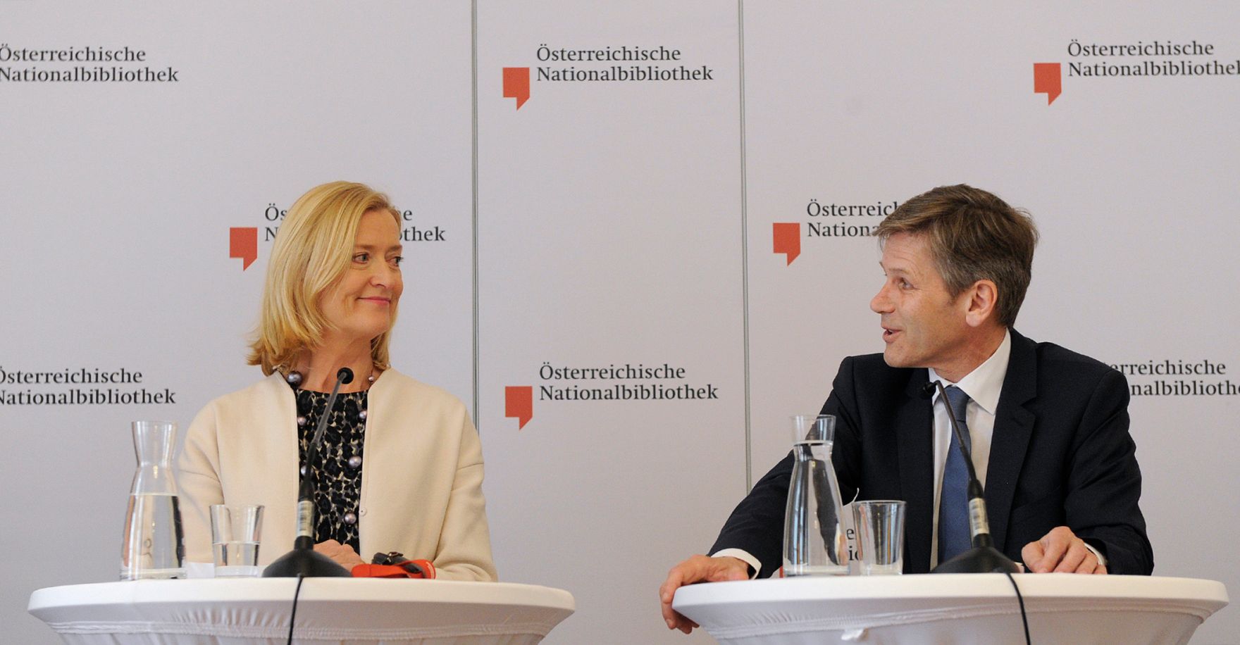 Am 25. April 2016 nahm Kunst- und Kulturminister Josef Ostermayer (r.) an der Pressekonferenz zur Bestellung der wissenschaftlichen und kaufm&auml;nnischen Gesch&auml;ftsf&uuml;hrung der &Ouml;sterreichischen Nationalbibliothek teil. Im Bild mit der &Ouml;NB-Generaldirektorin Johanna Rachinger (l.).