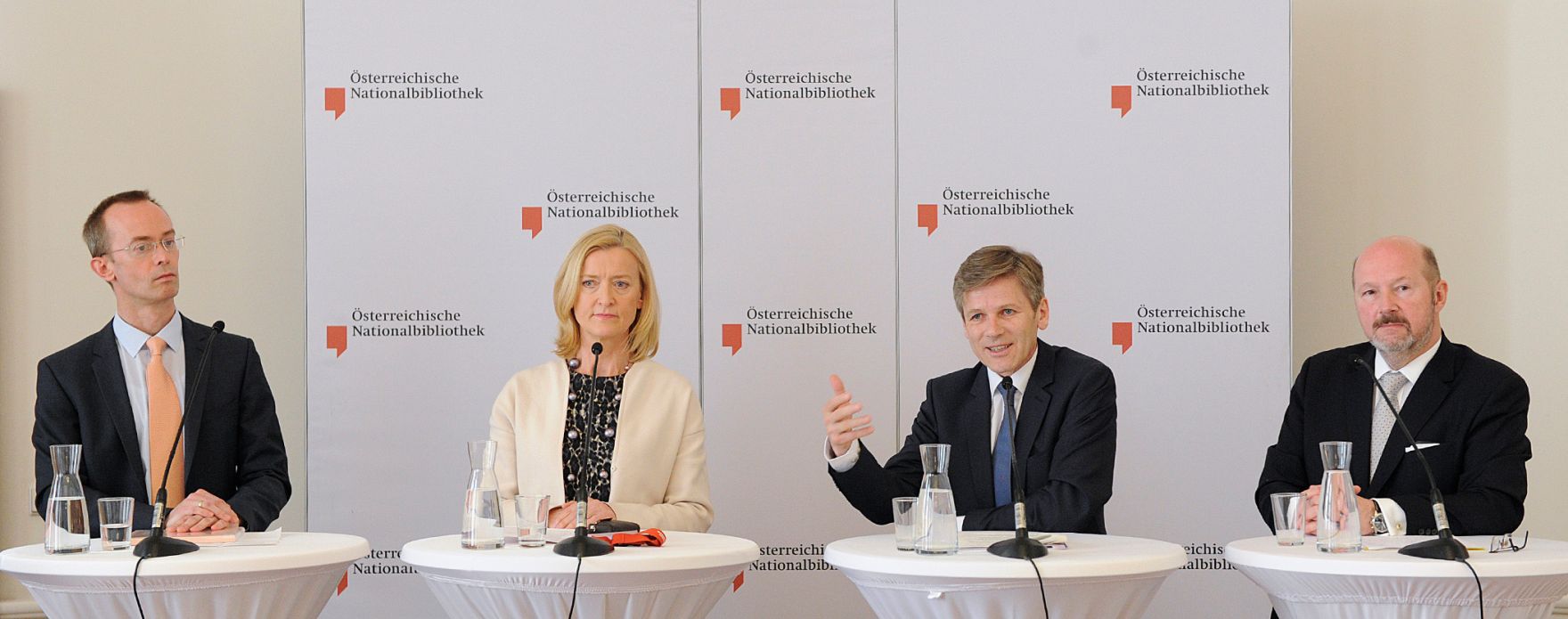 Am 25. April 2016 nahm Kunst- und Kulturminister Josef Ostermayer (m.r.) an der Pressekonferenz zur Bestellung der wissenschaftlichen und kaufm&auml;nnischen Gesch&auml;ftsf&uuml;hrung der &Ouml;sterreichischen Nationalbibliothek teil. Im Bild mit der &Ouml;NB-Generaldirektorin Johanna Rachinger (m.l.), dem kaufm&auml;nnischen Leiter der &Ouml;NB Richard Starkel (l.) und dem &Ouml;NB-Kuratoriumsvorsitzenden Gottfried Toman (r.). 
