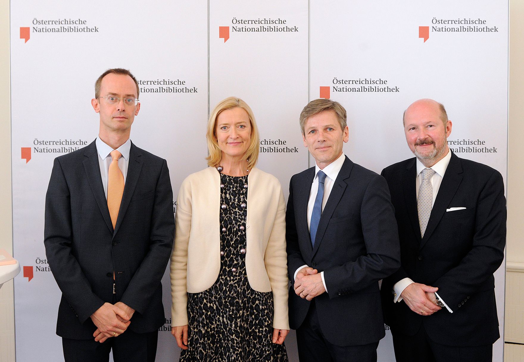 Am 25. April 2016 nahm Kunst- und Kulturminister Josef Ostermayer (m.r.) an der Pressekonferenz zur Bestellung der wissenschaftlichen und kaufm&auml;nnischen Gesch&auml;ftsf&uuml;hrung der &Ouml;sterreichischen Nationalbibliothek teil. Im Bild mit der &Ouml;NB-Generaldirektorin Johanna Rachinger (m.l.), dem kaufm&auml;nnischen Leiter der &Ouml;NB Richard Starkel (l.) und dem &Ouml;NB-Kuratoriumsvorsitzenden Gottfried Toman (r.). 