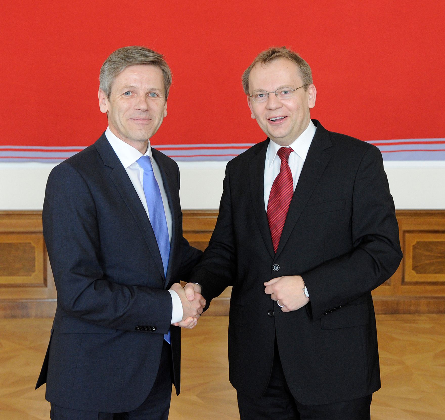 Am 26. April 2016 empfing Bundesminister Josef Ostermayer (l.) den Botschafter der Republik Slowenien Andrej Rahten (r.) anl&auml;sslich des 5-Jahr-Jubil&auml;ums der Ortstafell&ouml;sung.