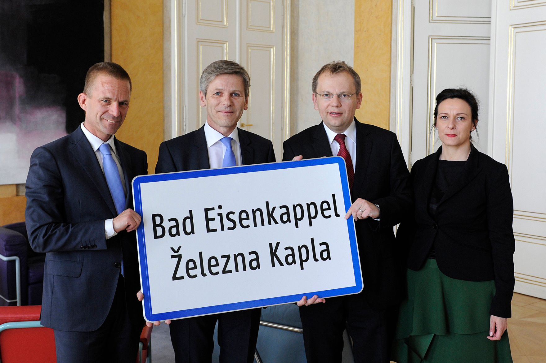 Am 26. April 2016 empfing Bundesminister Josef Ostermayer (m.l.) den Botschafter der Republik Slowenien Andrej Rahten (m.r.) anl&auml;sslich des 5-Jahr-Jubil&auml;ums der Ortstafell&ouml;sung.