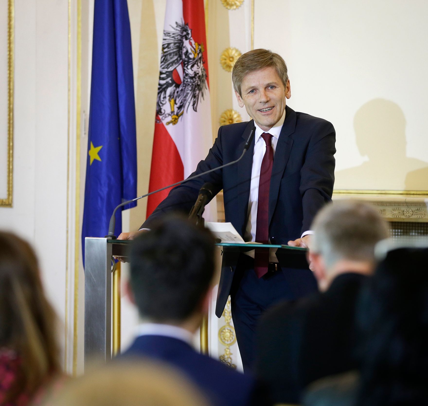 Am 25. April 2016 &uuml;berreichte Kunst- und Kulturminister Josef Ostermayer (im Bild) die Urkunde, mit der Heinz Marecek der Berufstitel Professor verliehen wurde.