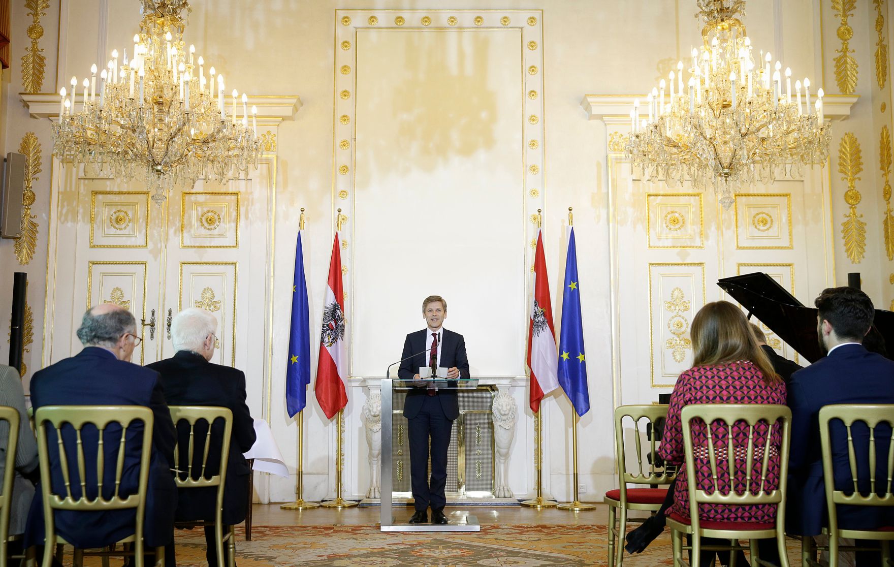 Am 25. April 2016 &uuml;berreichte Kunst- und Kulturminister Josef Ostermayer (im Bild) die Urkunde, mit der Heinz Marecek der Berufstitel Professor verliehen wurde.