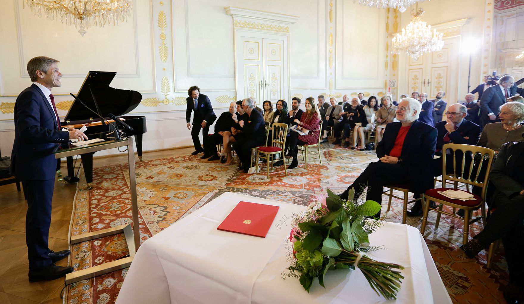 Am 25. April 2016 &uuml;berreichte Kunst- und Kulturminister Josef Ostermayer (im Bild) die Urkunde, mit der Heinz Marecek der Berufstitel Professor verliehen wurde.