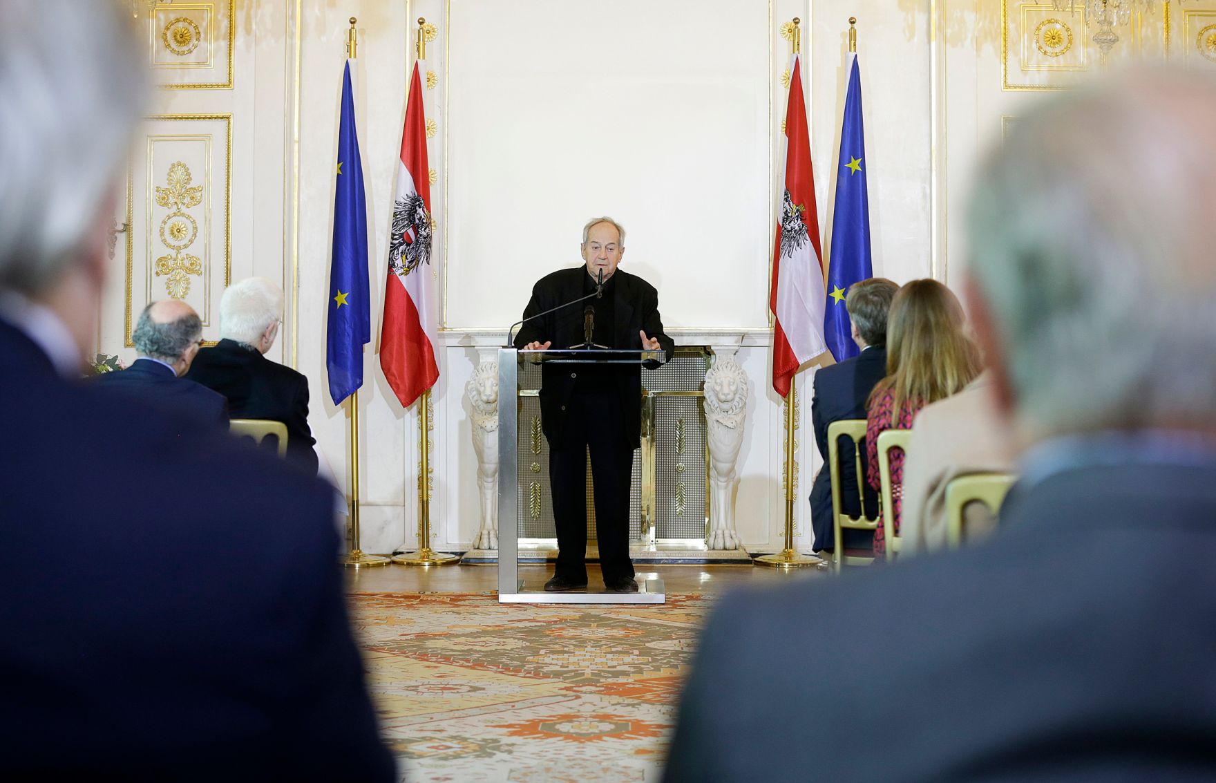 Am 25. April 2016 &uuml;berreichte Kunst- und Kulturminister Josef Ostermayer die Urkunde, mit der Heinz Marecek der Berufstitel Professor verliehen wurde. Im Bild der Laudator Otto Schenk.