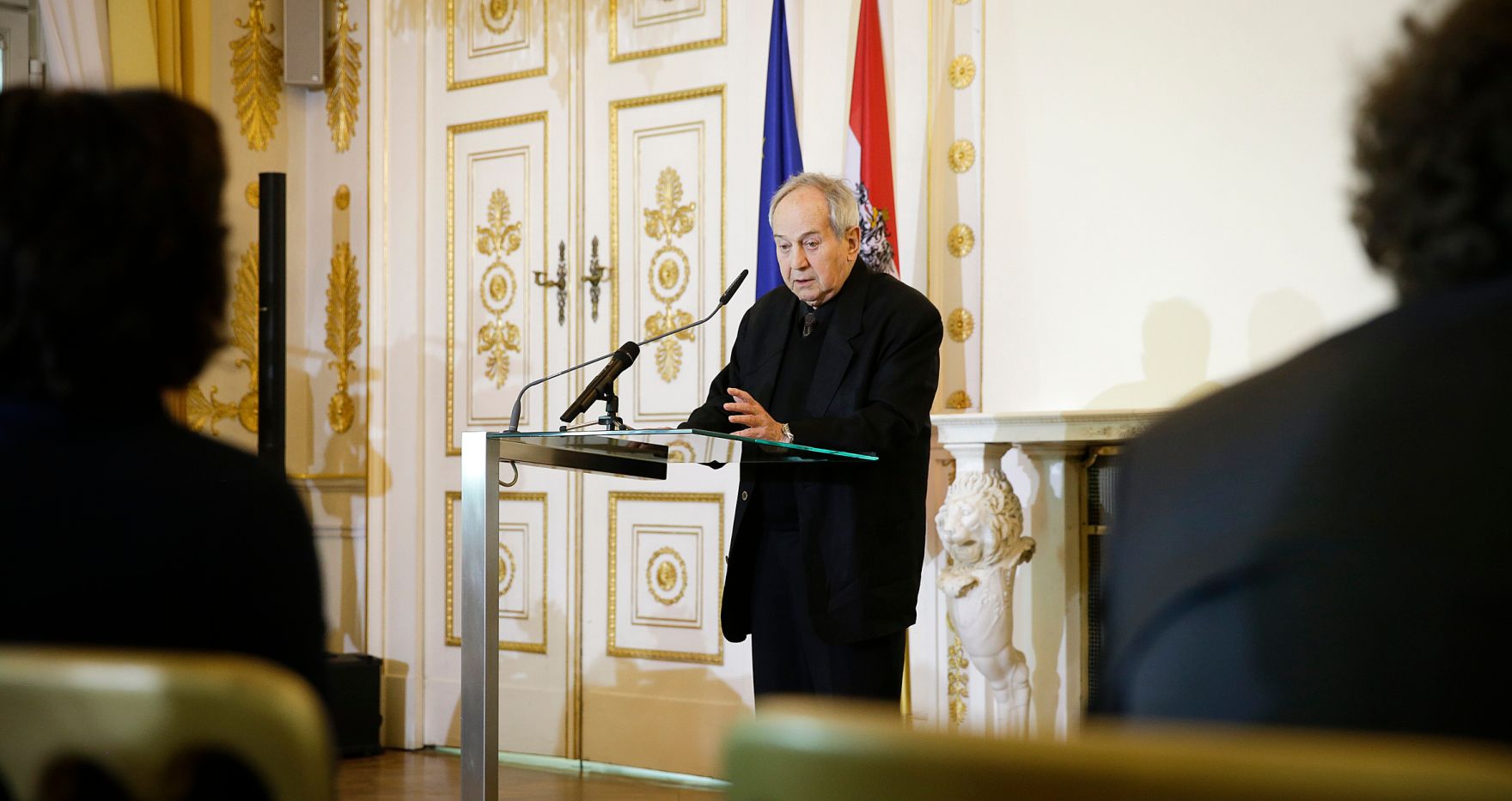 Am 25. April 2016 &uuml;berreichte Kunst- und Kulturminister Josef Ostermayer die Urkunde, mit der Heinz Marecek der Berufstitel Professor verliehen wurde. Im Bild der Laudator Otto Schenk.